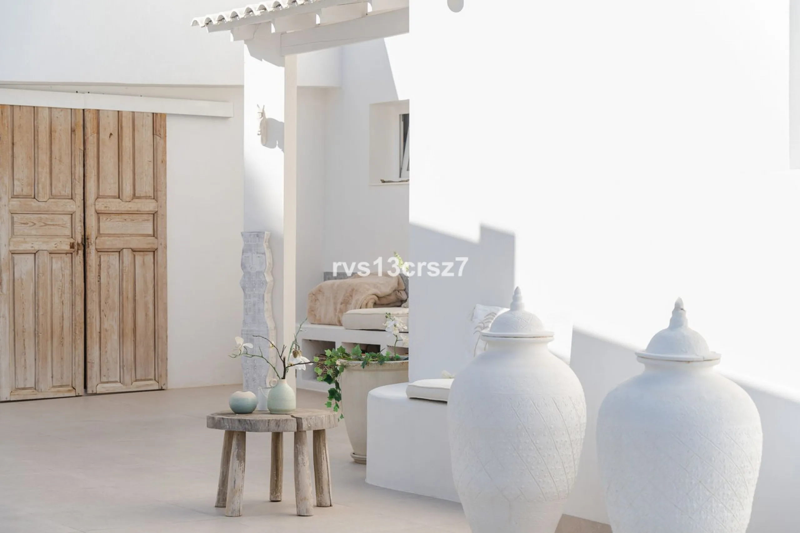 A wonderful opportunity: a luxurious, renovated Ibiza-style villa, unique in its kind, with plenty of privacy and stunning views of the Costa del Sol sea and mountains. This tastefully designed, unique villa offers exceptional privacy thanks to its four e