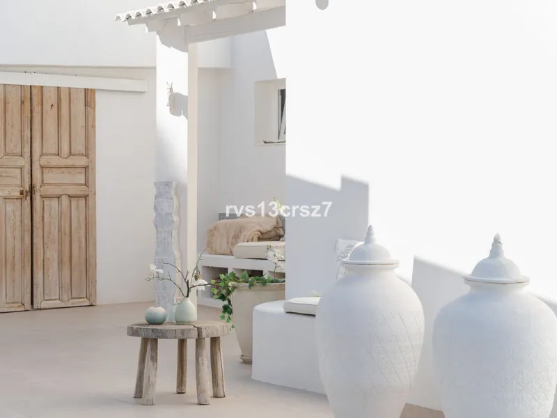 A wonderful opportunity: a luxurious, renovated Ibiza-style villa, unique in its kind, with plenty of privacy and stunning views of the Costa del Sol sea and mountains. This tastefully designed, unique villa offers exceptional privacy thanks to its four e