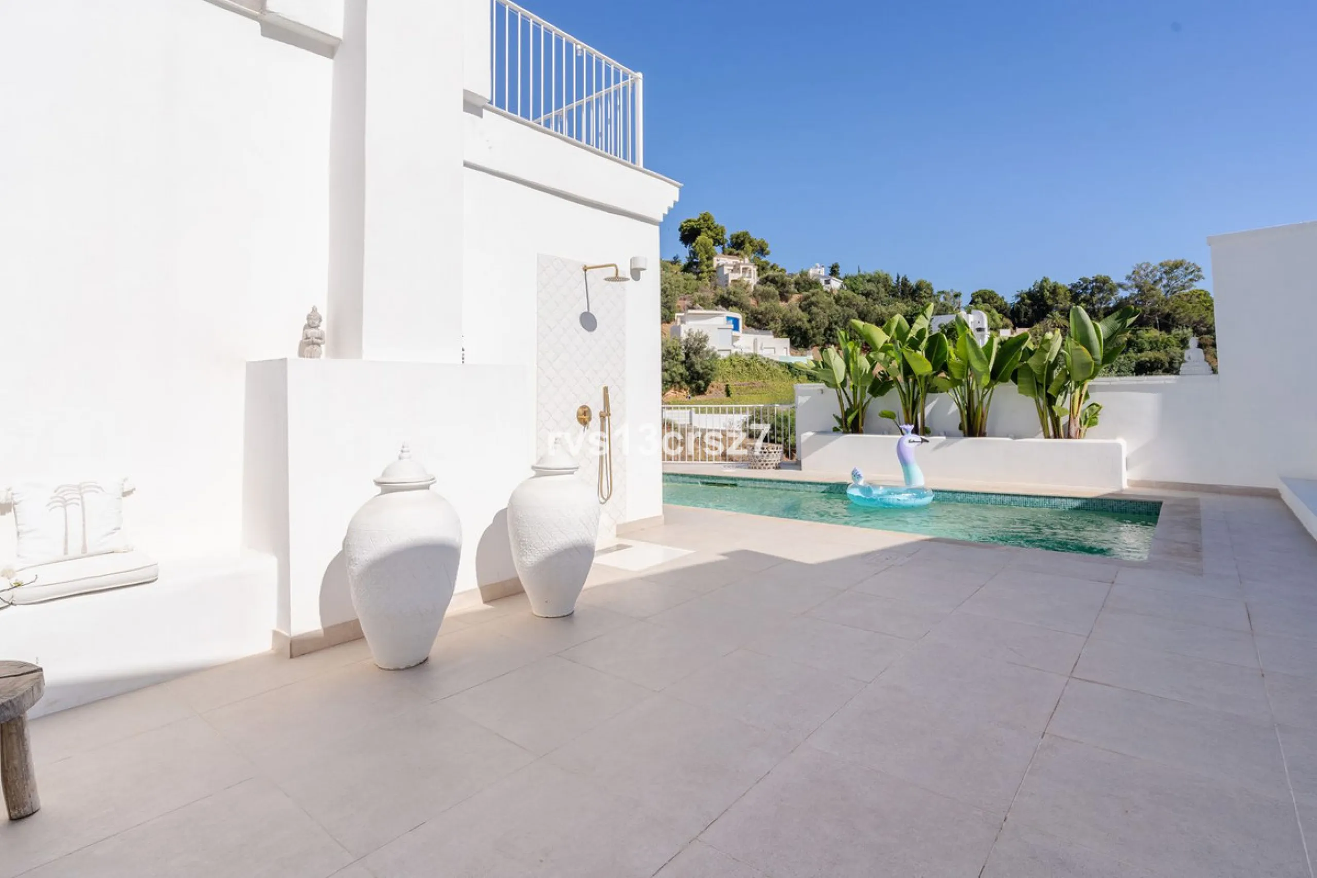 A wonderful opportunity: a luxurious, renovated Ibiza-style villa, unique in its kind, with plenty of privacy and stunning views of the Costa del Sol sea and mountains. This tastefully designed, unique villa offers exceptional privacy thanks to its four e