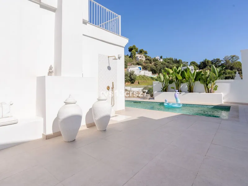 A wonderful opportunity: a luxurious, renovated Ibiza-style villa, unique in its kind, with plenty of privacy and stunning views of the Costa del Sol sea and mountains. This tastefully designed, unique villa offers exceptional privacy thanks to its four e