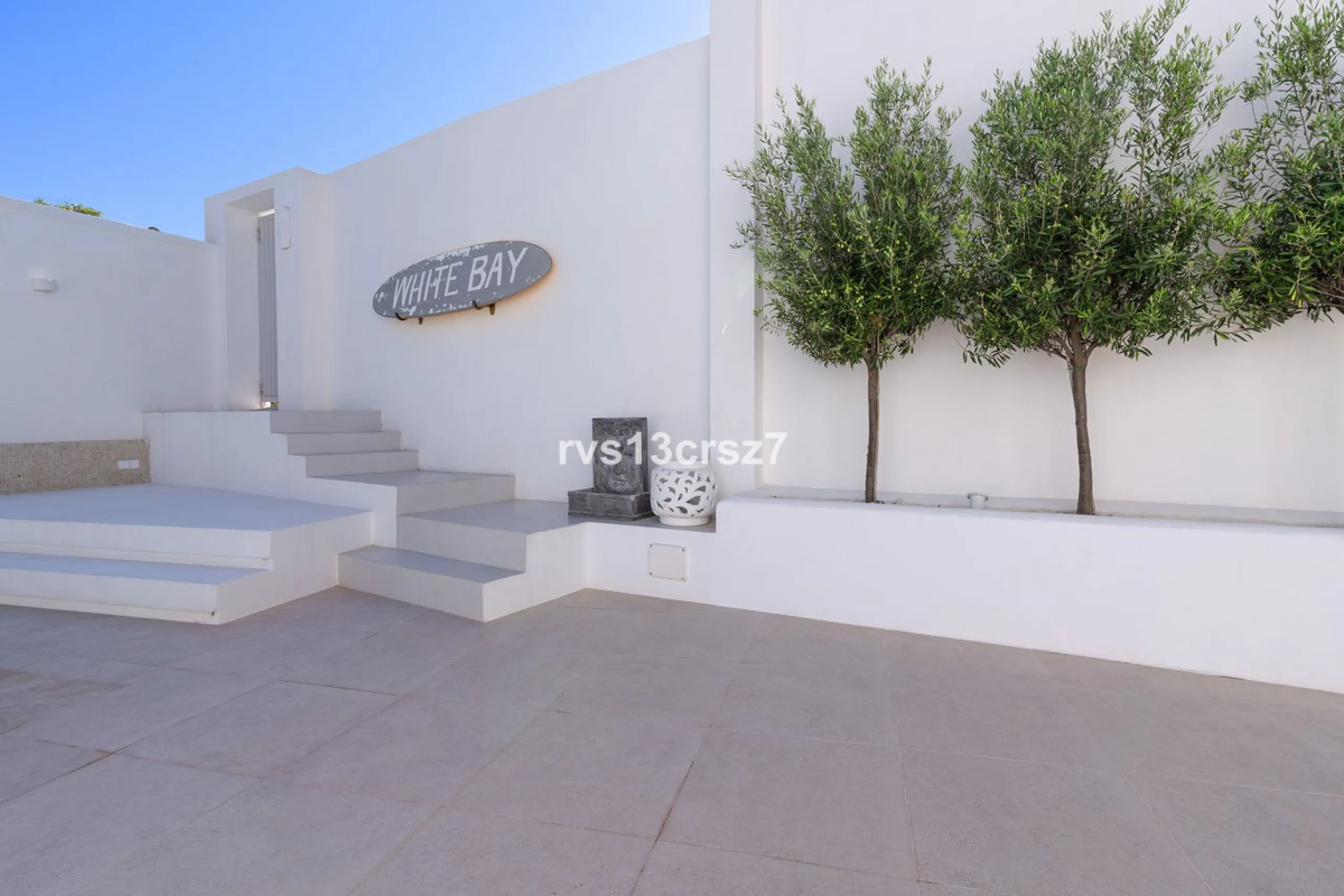 A wonderful opportunity: a luxurious, renovated Ibiza-style villa, unique in its kind, with plenty of privacy and stunning views of the Costa del Sol sea and mountains. This tastefully designed, unique villa offers exceptional privacy thanks to its four e