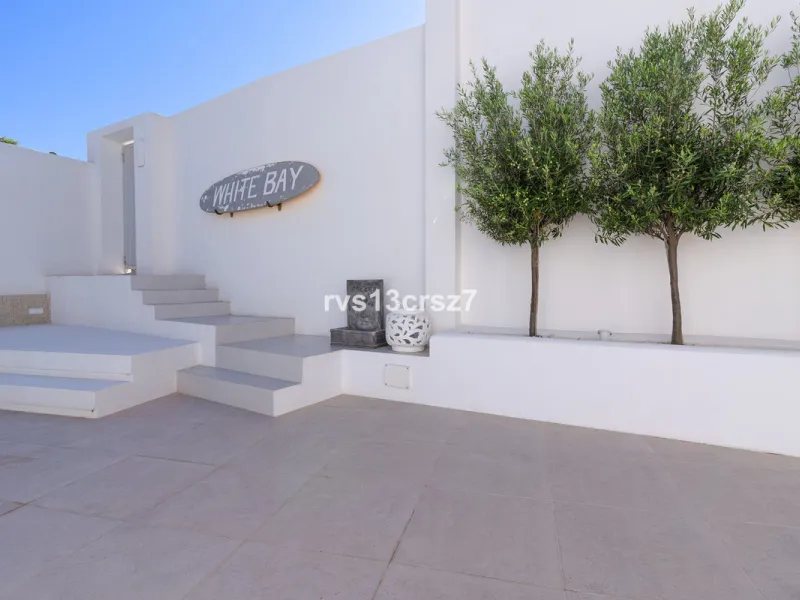 A wonderful opportunity: a luxurious, renovated Ibiza-style villa, unique in its kind, with plenty of privacy and stunning views of the Costa del Sol sea and mountains. This tastefully designed, unique villa offers exceptional privacy thanks to its four e