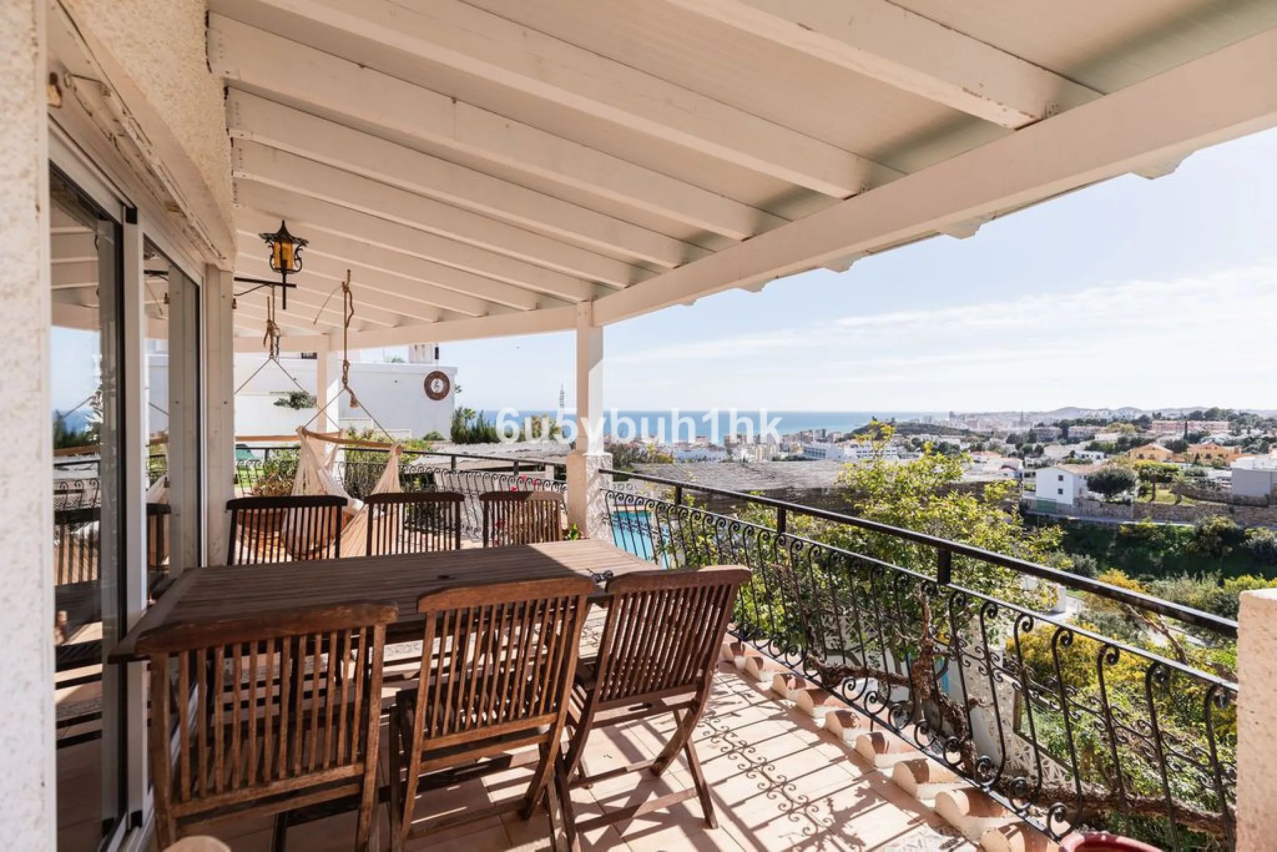 House - Detached Villa в продаже в Fuengirola, Málaga. В доме 4 спален и 6 ванных комнат. Площадь дома 300 м². Площадь участка 1000 м²