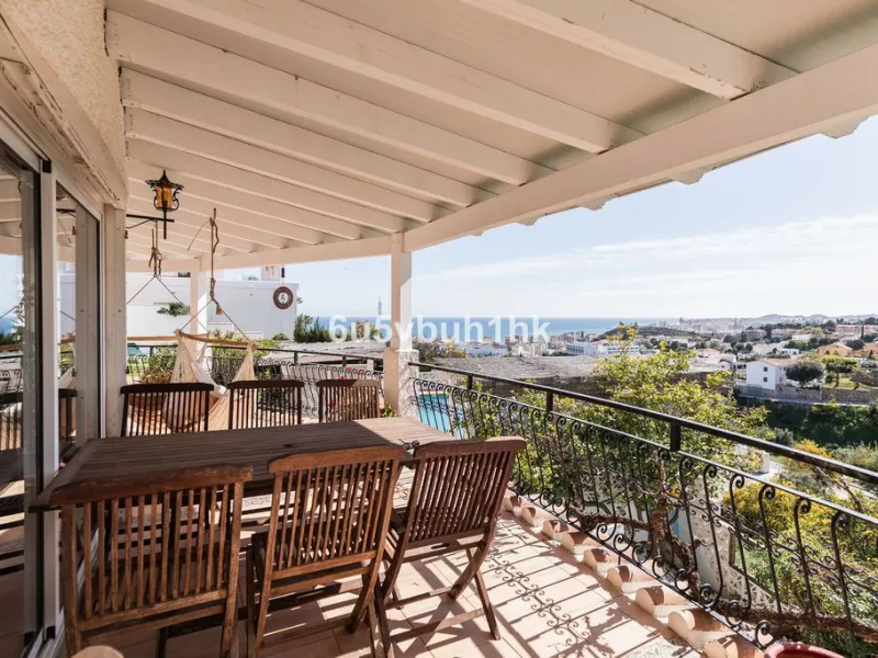 House - Detached Villa в продаже в Fuengirola, Málaga. В доме 4 спален и 6 ванных комнат. Площадь дома 300 м². Площадь участка 1000 м²