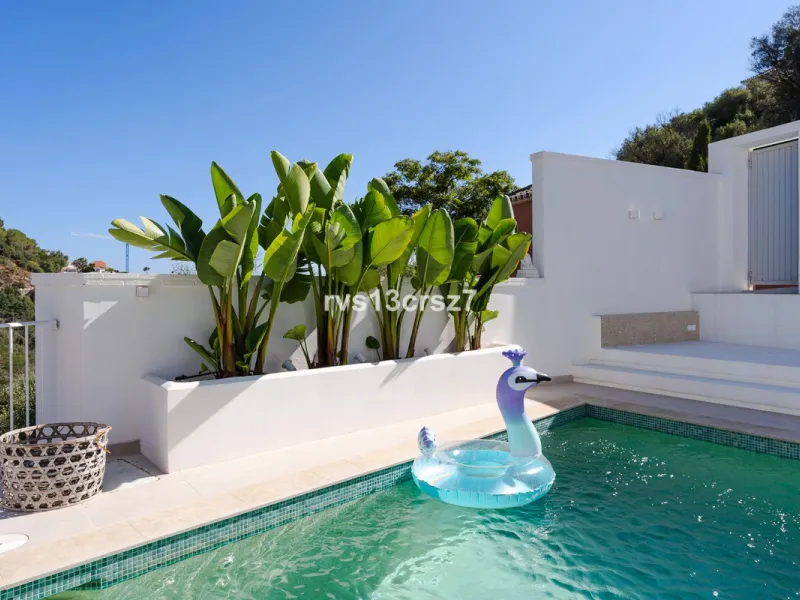 A wonderful opportunity: a luxurious, renovated Ibiza-style villa, unique in its kind, with plenty of privacy and stunning views of the Costa del Sol sea and mountains. This tastefully designed, unique villa offers exceptional privacy thanks to its four e