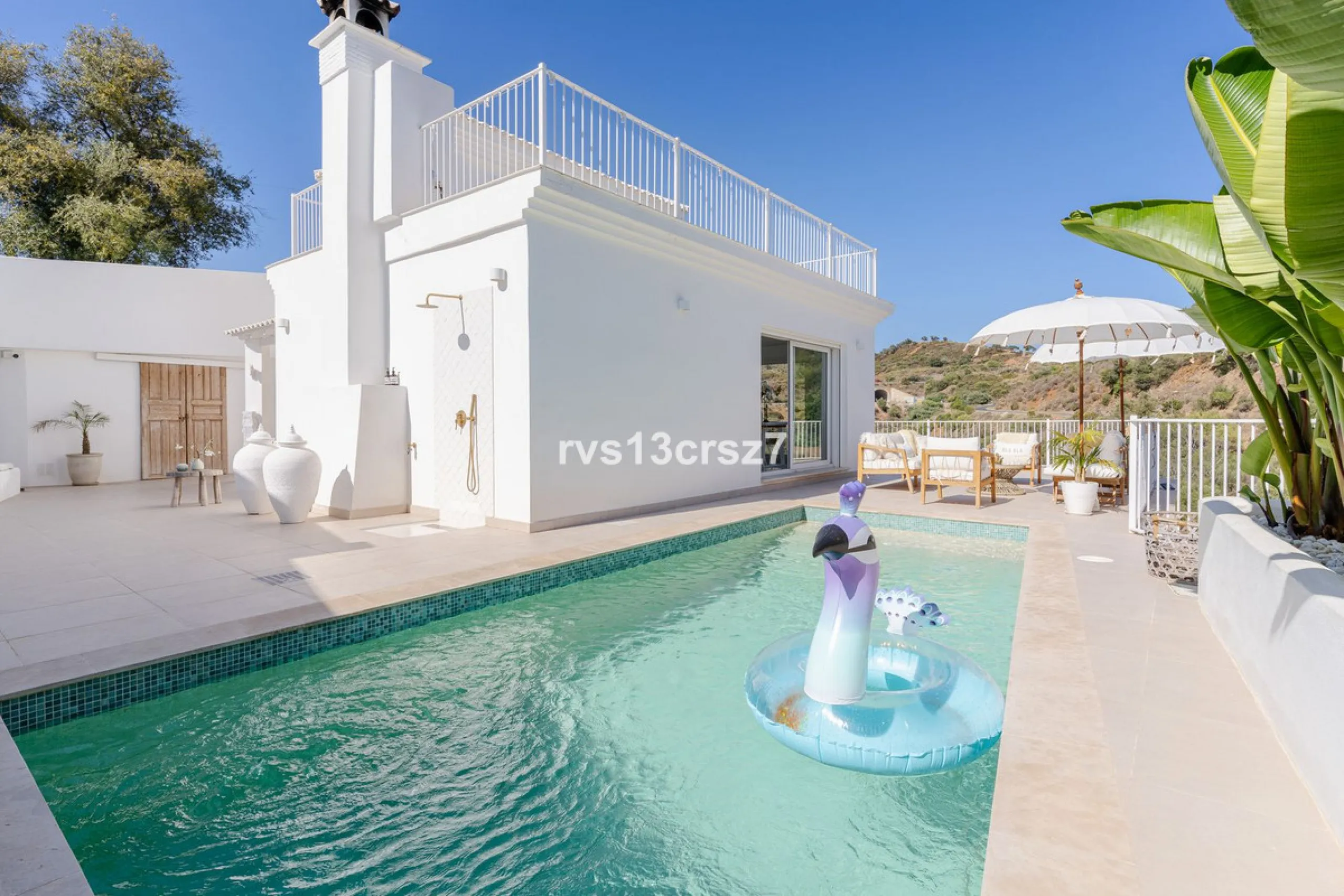 A wonderful opportunity: a luxurious, renovated Ibiza-style villa, unique in its kind, with plenty of privacy and stunning views of the Costa del Sol sea and mountains. This tastefully designed, unique villa offers exceptional privacy thanks to its four e