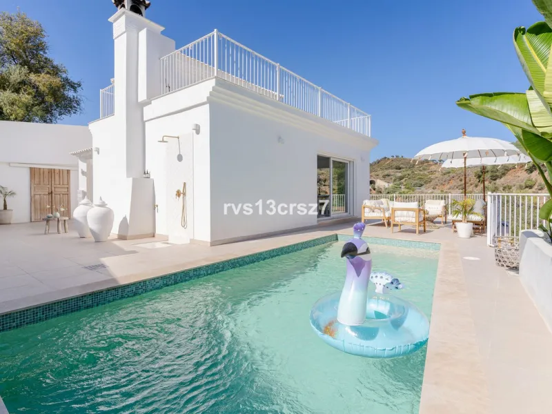 A wonderful opportunity: a luxurious, renovated Ibiza-style villa, unique in its kind, with plenty of privacy and stunning views of the Costa del Sol sea and mountains. This tastefully designed, unique villa offers exceptional privacy thanks to its four e