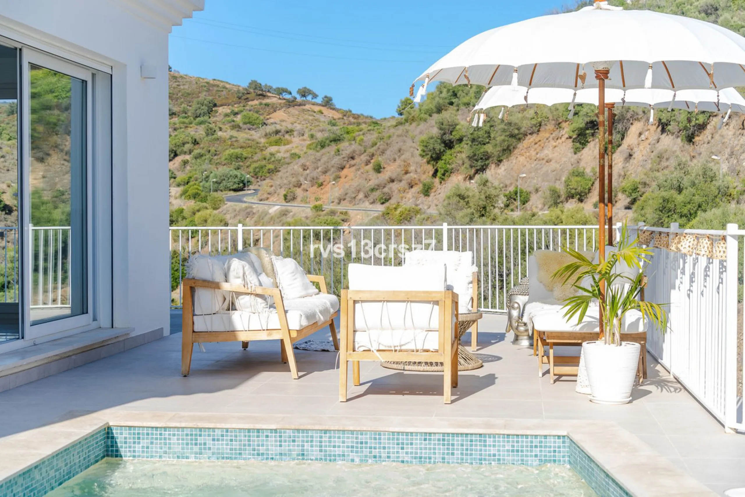 A wonderful opportunity: a luxurious, renovated Ibiza-style villa, unique in its kind, with plenty of privacy and stunning views of the Costa del Sol sea and mountains. This tastefully designed, unique villa offers exceptional privacy thanks to its four e