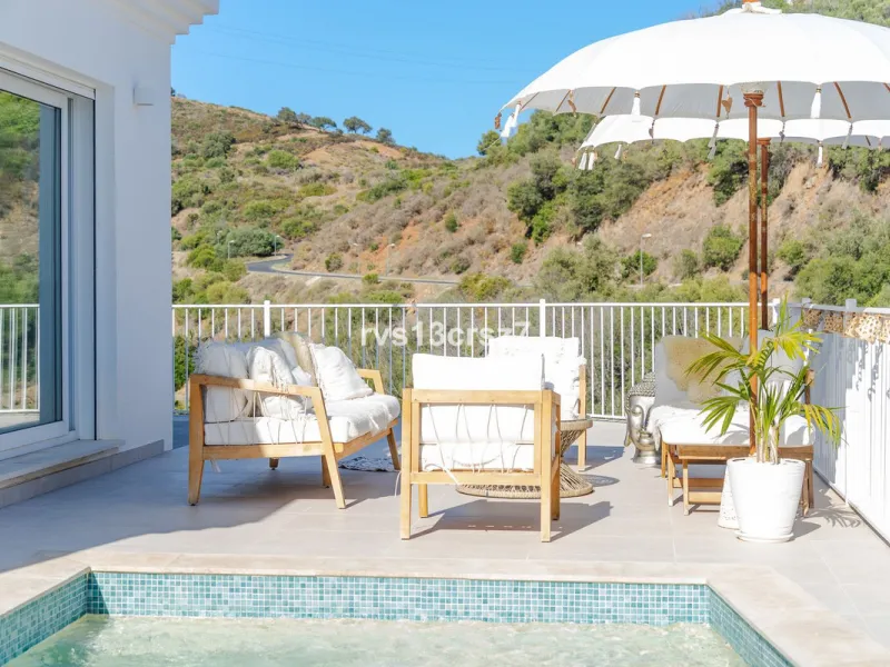 A wonderful opportunity: a luxurious, renovated Ibiza-style villa, unique in its kind, with plenty of privacy and stunning views of the Costa del Sol sea and mountains. This tastefully designed, unique villa offers exceptional privacy thanks to its four e