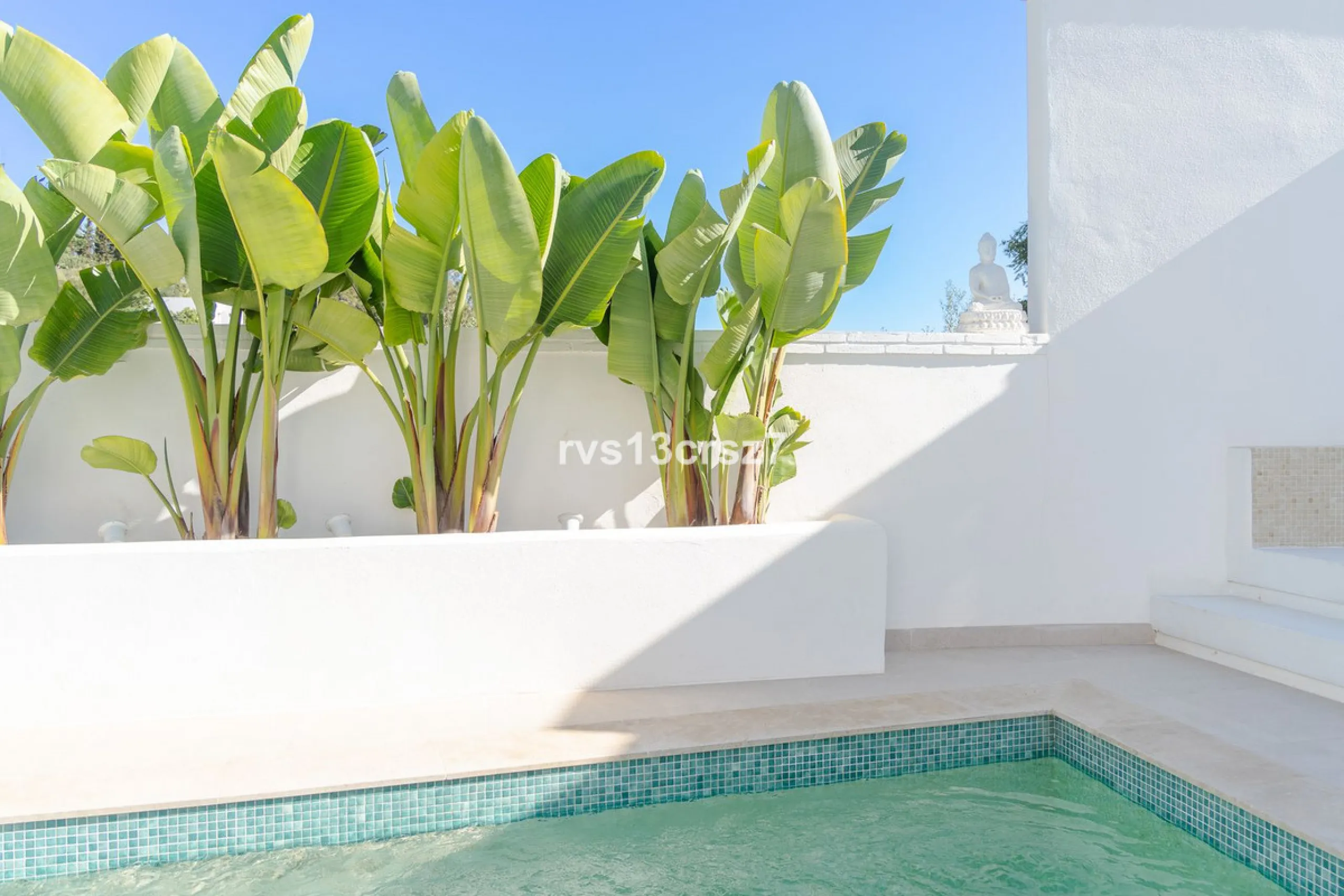 A wonderful opportunity: a luxurious, renovated Ibiza-style villa, unique in its kind, with plenty of privacy and stunning views of the Costa del Sol sea and mountains. This tastefully designed, unique villa offers exceptional privacy thanks to its four e