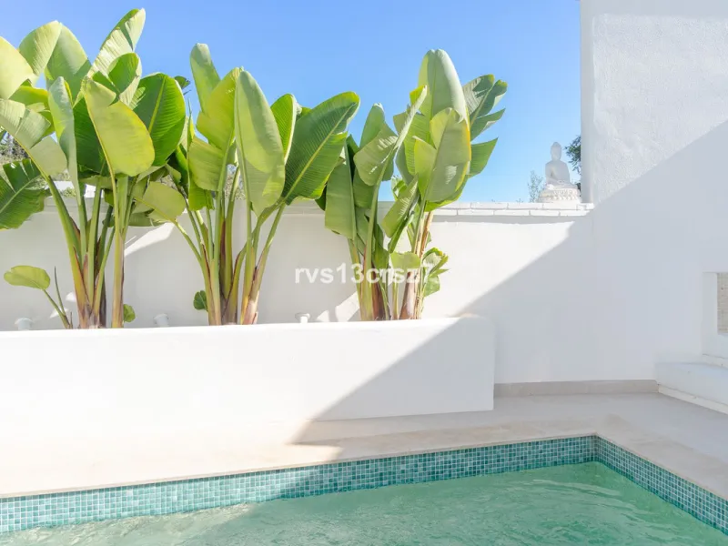 A wonderful opportunity: a luxurious, renovated Ibiza-style villa, unique in its kind, with plenty of privacy and stunning views of the Costa del Sol sea and mountains. This tastefully designed, unique villa offers exceptional privacy thanks to its four e