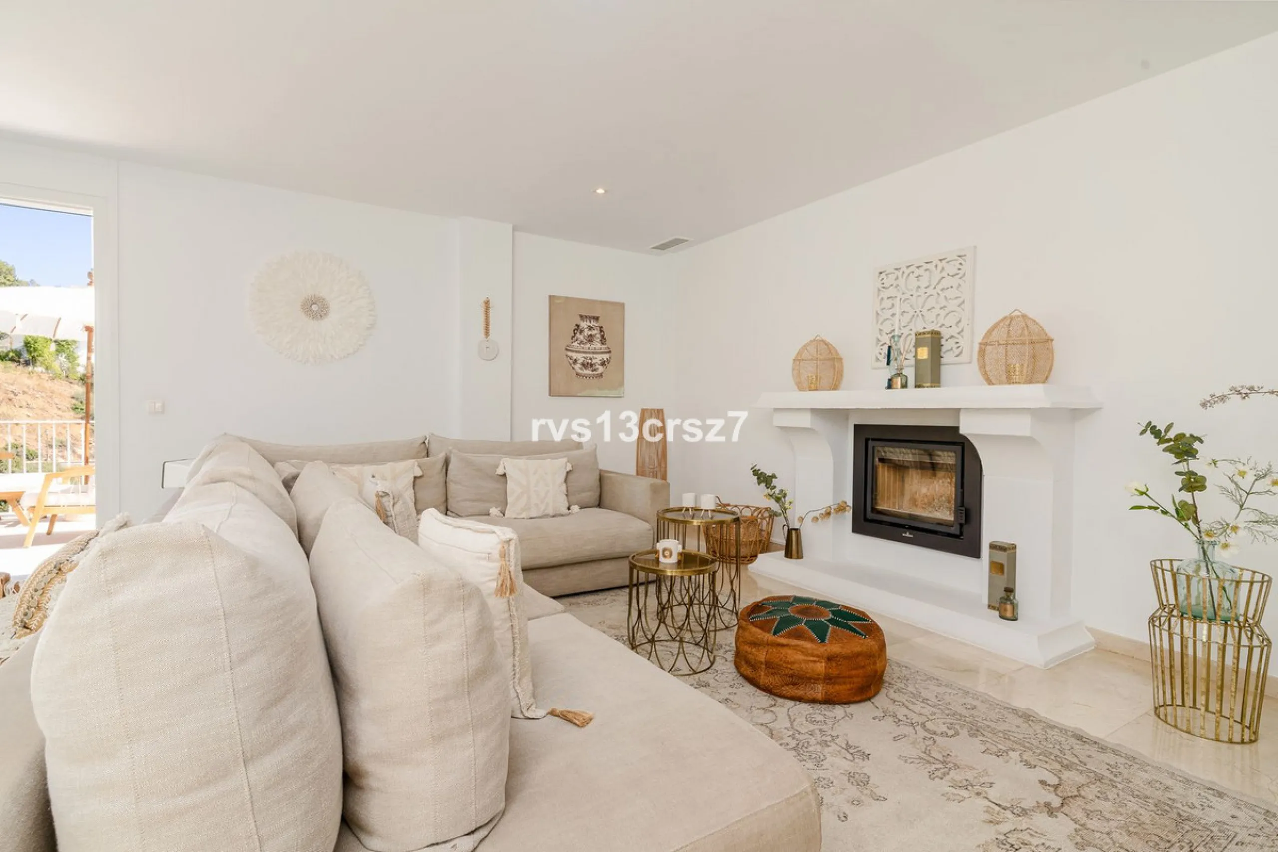 A wonderful opportunity: a luxurious, renovated Ibiza-style villa, unique in its kind, with plenty of privacy and stunning views of the Costa del Sol sea and mountains. This tastefully designed, unique villa offers exceptional privacy thanks to its four e