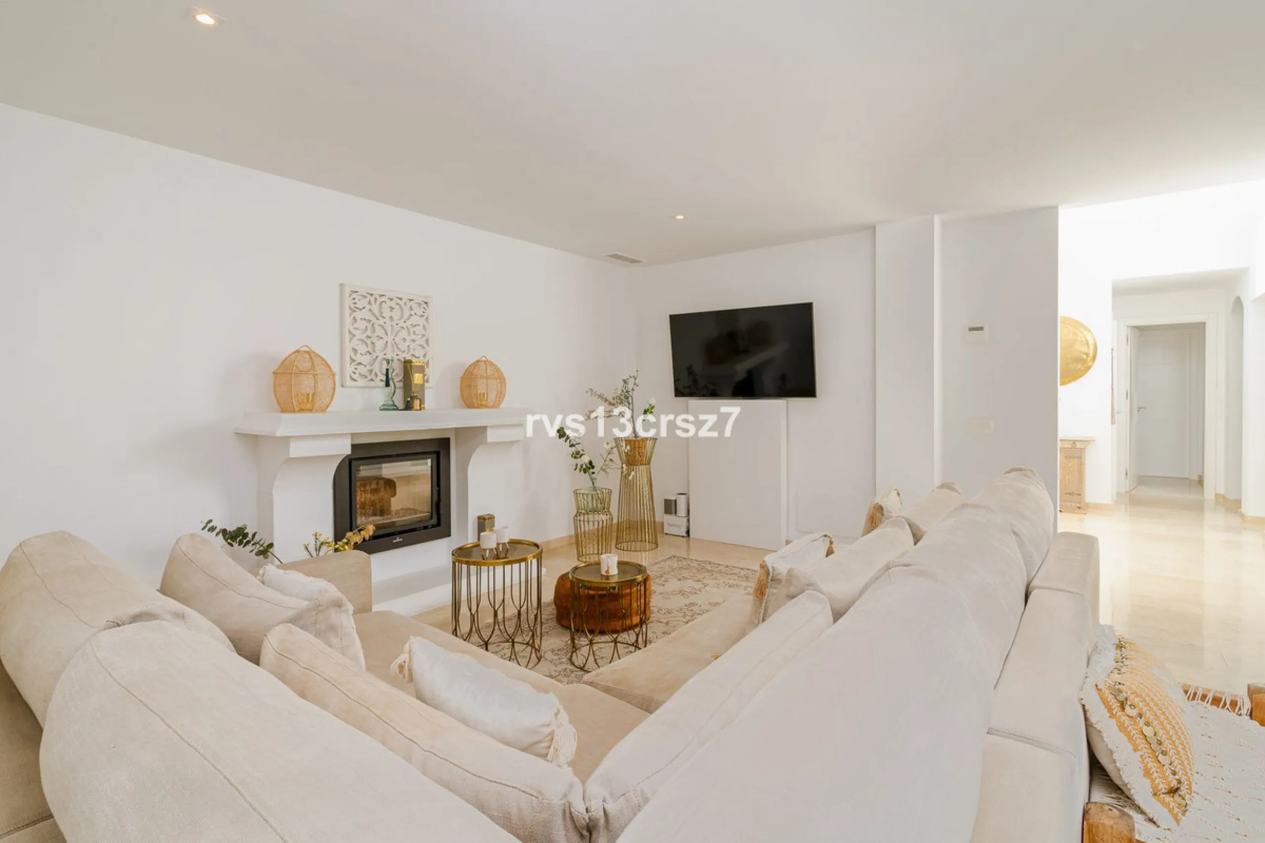A wonderful opportunity: a luxurious, renovated Ibiza-style villa, unique in its kind, with plenty of privacy and stunning views of the Costa del Sol sea and mountains. This tastefully designed, unique villa offers exceptional privacy thanks to its four e