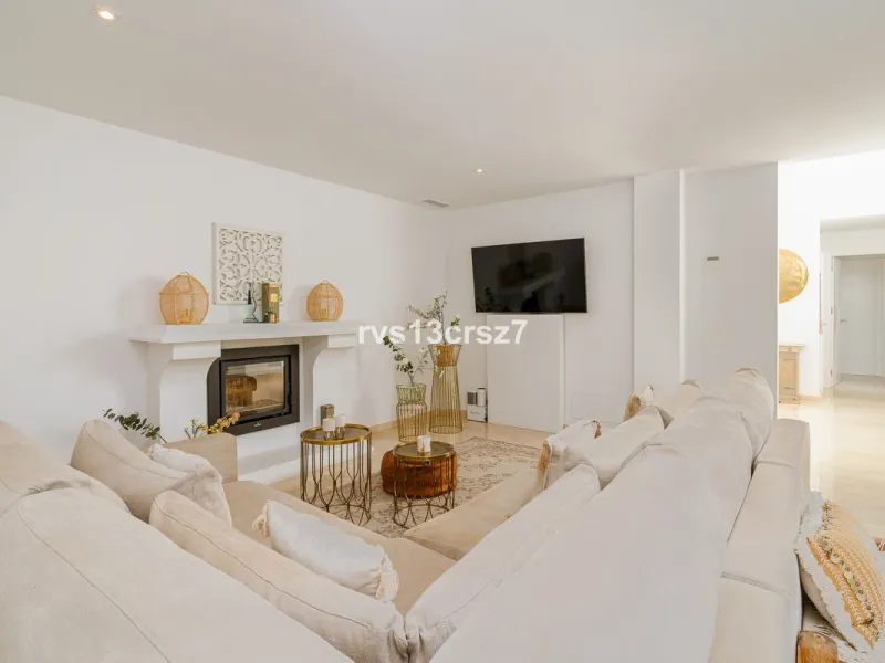 A wonderful opportunity: a luxurious, renovated Ibiza-style villa, unique in its kind, with plenty of privacy and stunning views of the Costa del Sol sea and mountains. This tastefully designed, unique villa offers exceptional privacy thanks to its four e