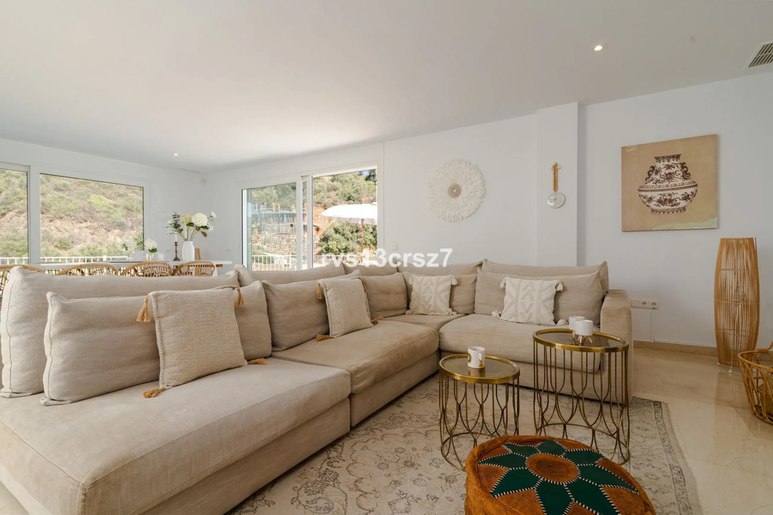 A wonderful opportunity: a luxurious, renovated Ibiza-style villa, unique in its kind, with plenty of privacy and stunning views of the Costa del Sol sea and mountains. This tastefully designed, unique villa offers exceptional privacy thanks to its four e