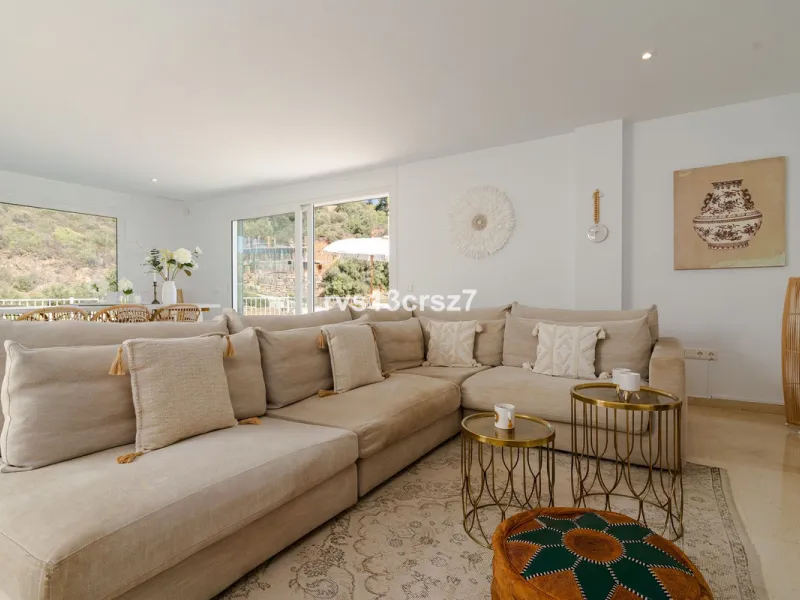 A wonderful opportunity: a luxurious, renovated Ibiza-style villa, unique in its kind, with plenty of privacy and stunning views of the Costa del Sol sea and mountains. This tastefully designed, unique villa offers exceptional privacy thanks to its four e