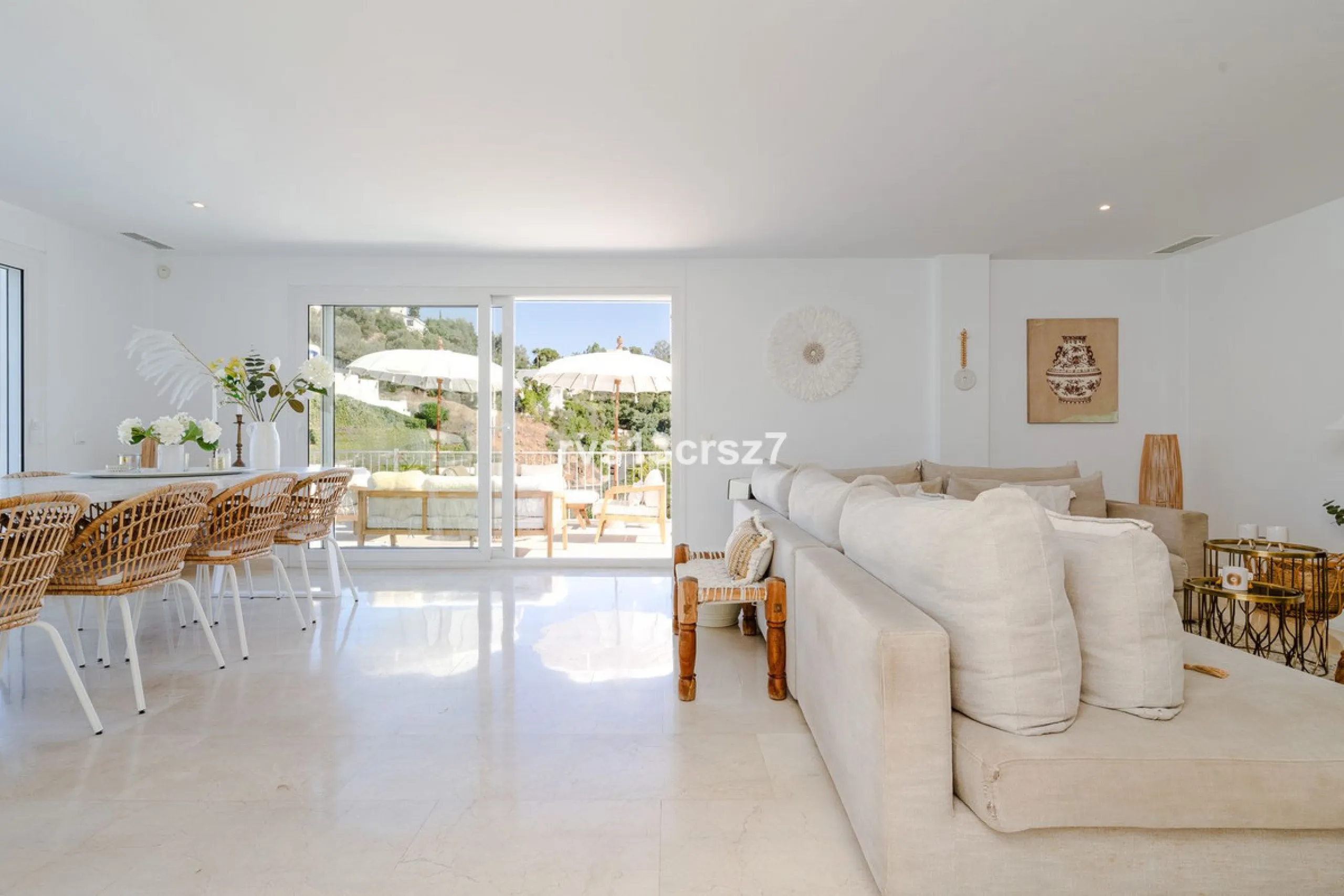 A wonderful opportunity: a luxurious, renovated Ibiza-style villa, unique in its kind, with plenty of privacy and stunning views of the Costa del Sol sea and mountains. This tastefully designed, unique villa offers exceptional privacy thanks to its four e