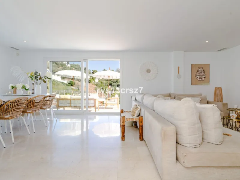 A wonderful opportunity: a luxurious, renovated Ibiza-style villa, unique in its kind, with plenty of privacy and stunning views of the Costa del Sol sea and mountains. This tastefully designed, unique villa offers exceptional privacy thanks to its four e