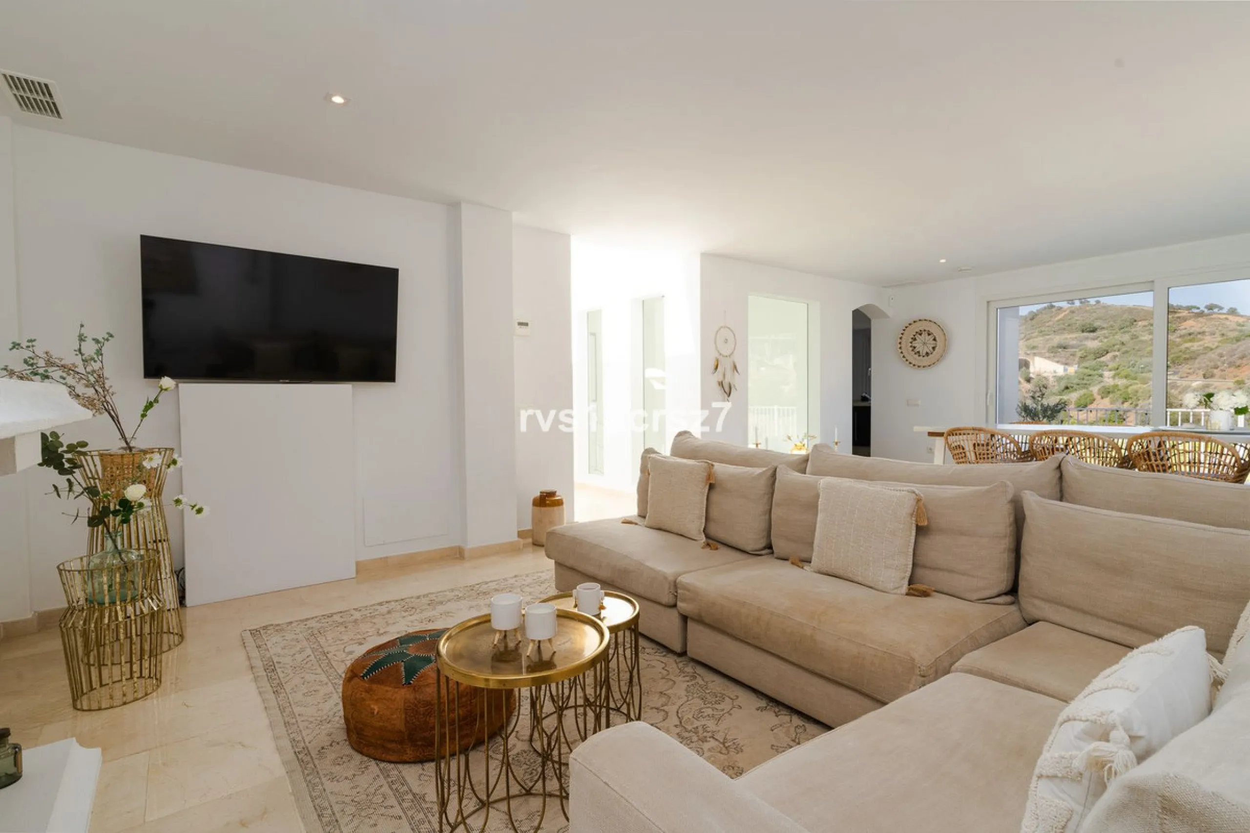 A wonderful opportunity: a luxurious, renovated Ibiza-style villa, unique in its kind, with plenty of privacy and stunning views of the Costa del Sol sea and mountains. This tastefully designed, unique villa offers exceptional privacy thanks to its four e
