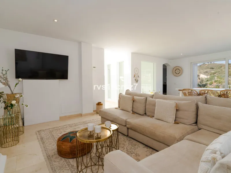 A wonderful opportunity: a luxurious, renovated Ibiza-style villa, unique in its kind, with plenty of privacy and stunning views of the Costa del Sol sea and mountains. This tastefully designed, unique villa offers exceptional privacy thanks to its four e