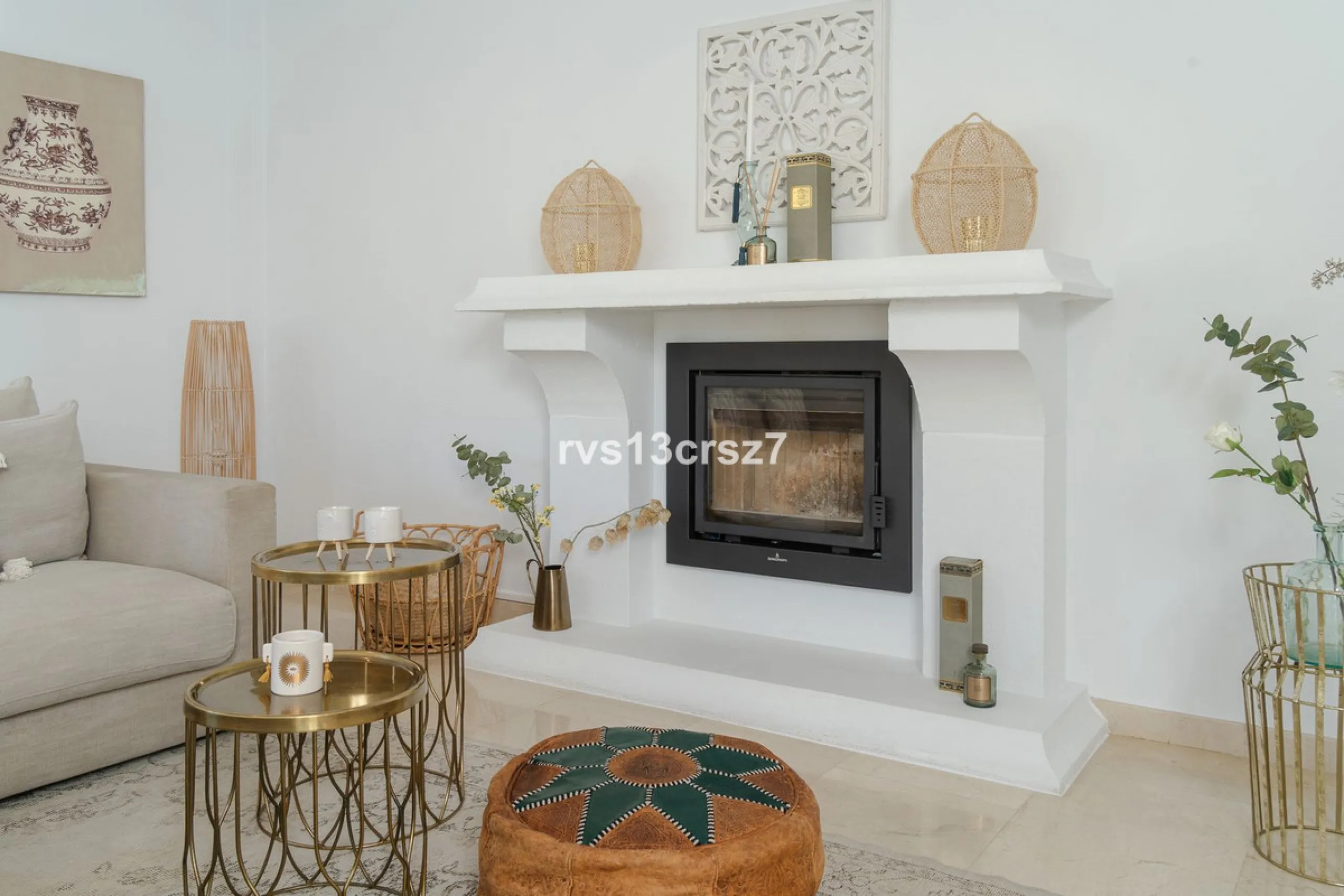 A wonderful opportunity: a luxurious, renovated Ibiza-style villa, unique in its kind, with plenty of privacy and stunning views of the Costa del Sol sea and mountains. This tastefully designed, unique villa offers exceptional privacy thanks to its four e