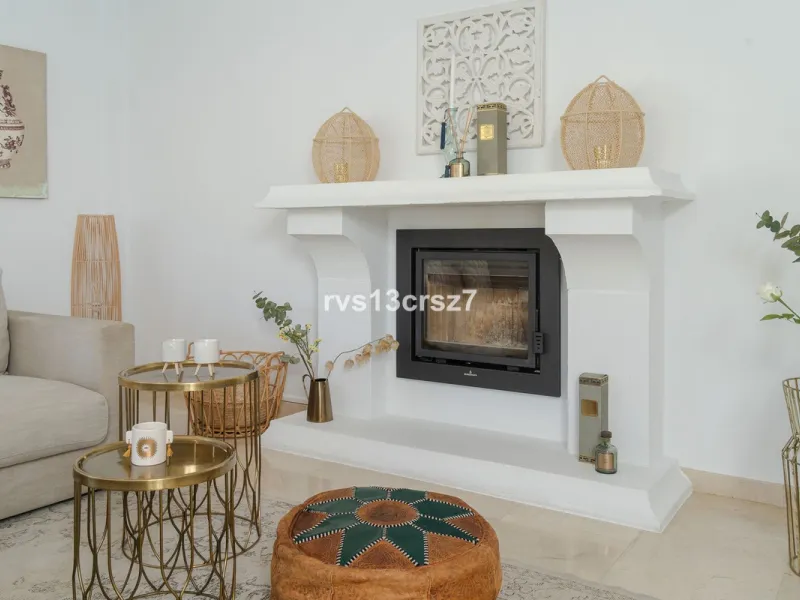 A wonderful opportunity: a luxurious, renovated Ibiza-style villa, unique in its kind, with plenty of privacy and stunning views of the Costa del Sol sea and mountains. This tastefully designed, unique villa offers exceptional privacy thanks to its four e