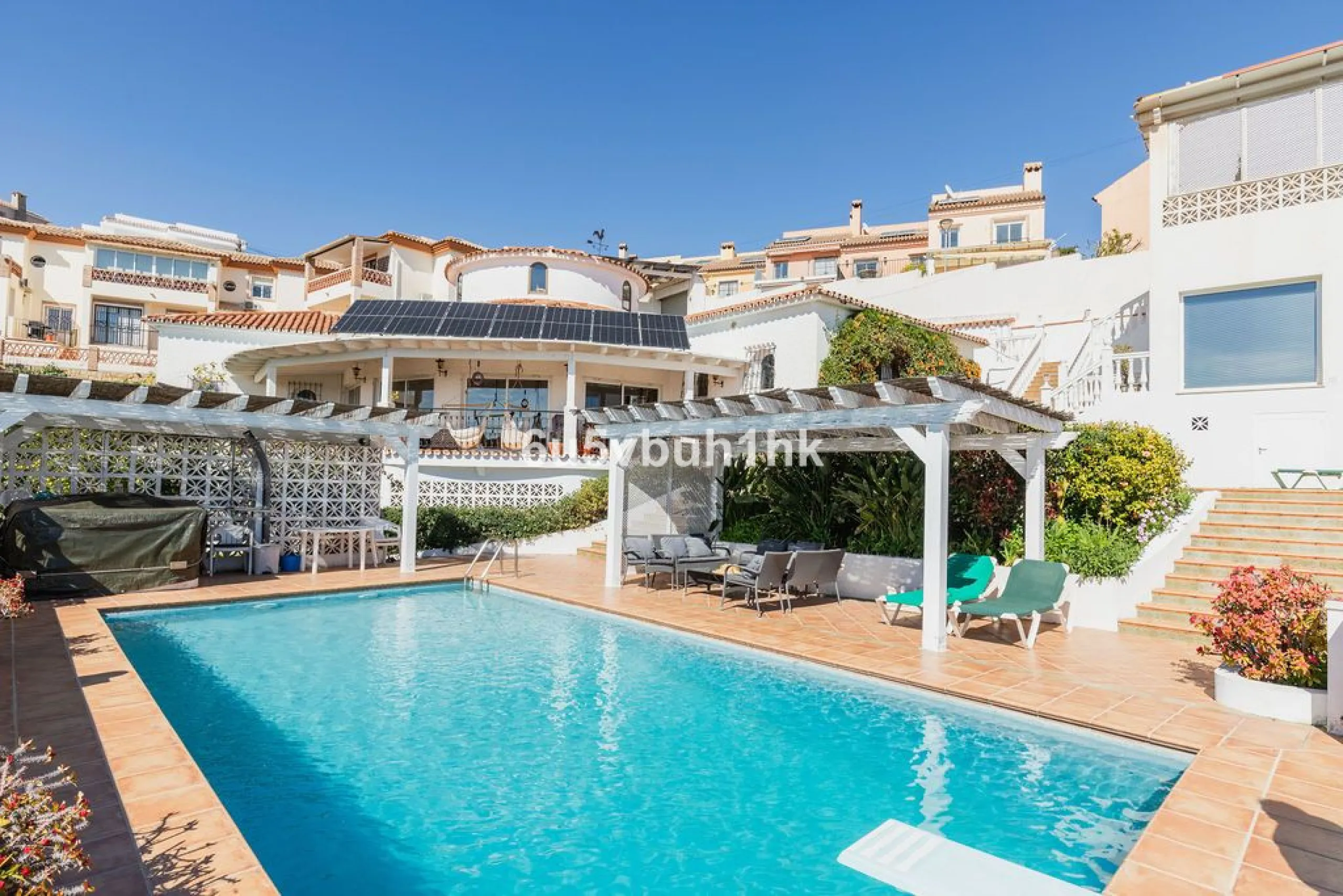 House - Detached Villa в продаже в Fuengirola, Málaga. В доме 4 спален и 6 ванных комнат. Площадь дома 300 м². Площадь участка 1000 м²
