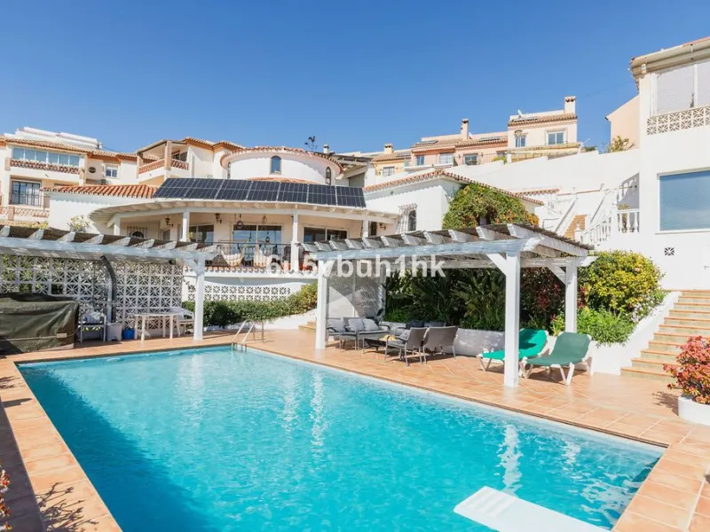 House - Detached Villa в продаже в Fuengirola, Málaga. В доме 4 спален и 6 ванных комнат. Площадь дома 300 м². Площадь участка 1000 м²