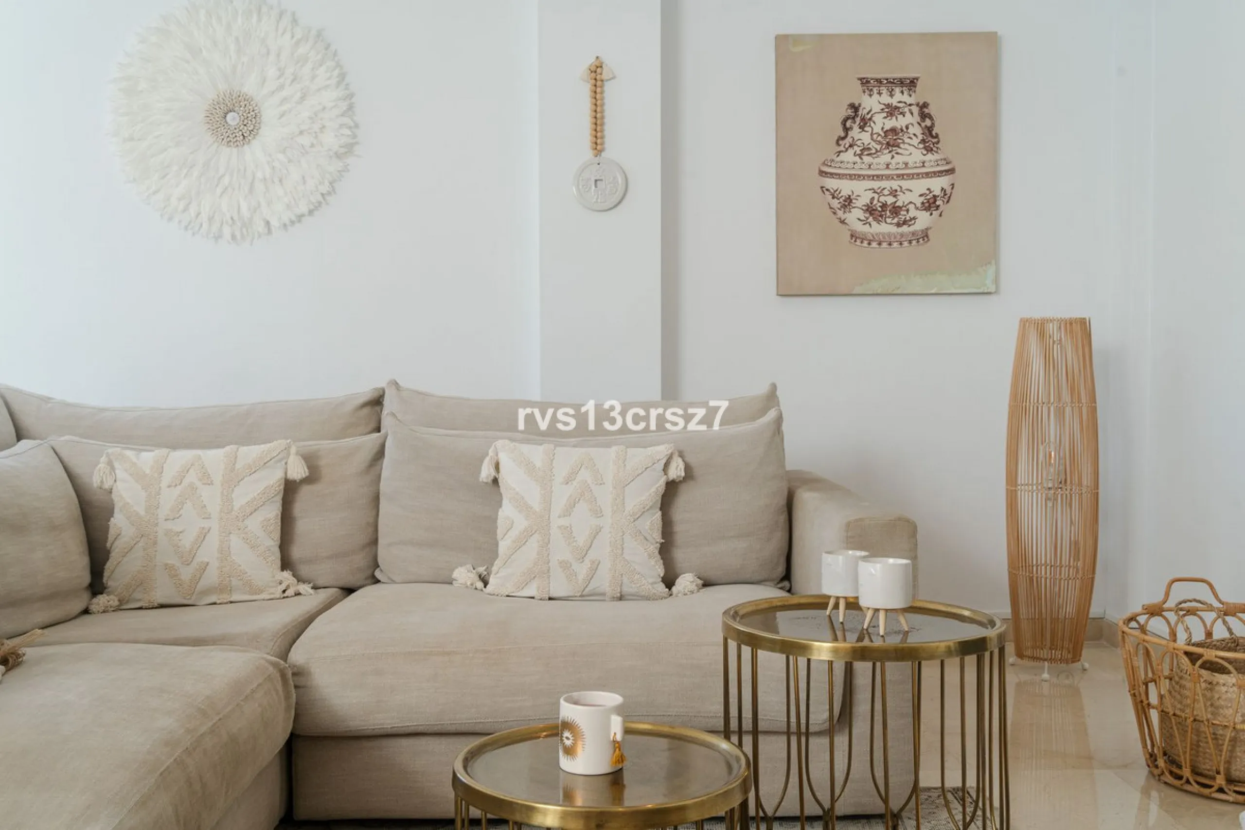 A wonderful opportunity: a luxurious, renovated Ibiza-style villa, unique in its kind, with plenty of privacy and stunning views of the Costa del Sol sea and mountains. This tastefully designed, unique villa offers exceptional privacy thanks to its four e