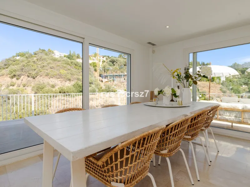 A wonderful opportunity: a luxurious, renovated Ibiza-style villa, unique in its kind, with plenty of privacy and stunning views of the Costa del Sol sea and mountains. This tastefully designed, unique villa offers exceptional privacy thanks to its four e