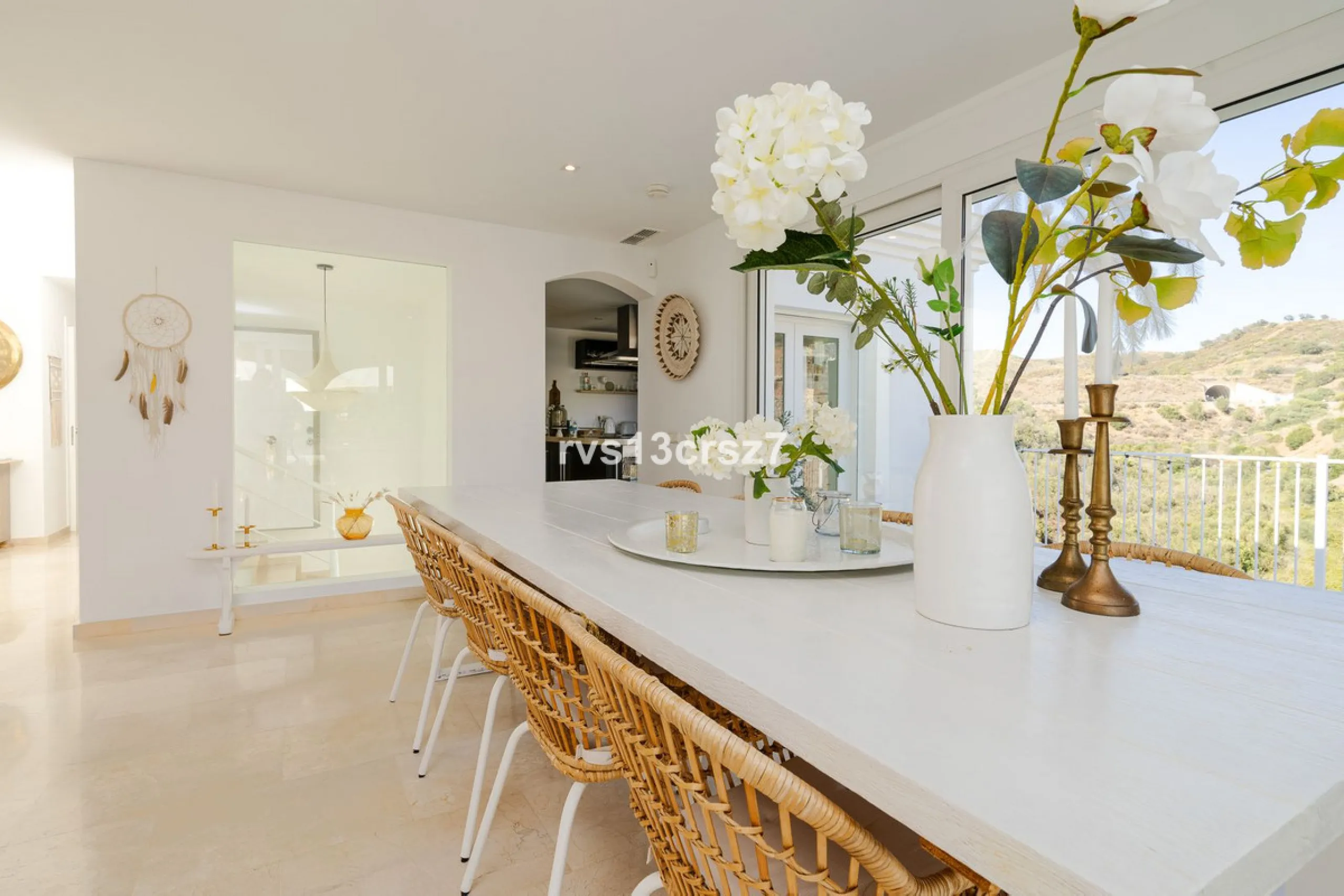 A wonderful opportunity: a luxurious, renovated Ibiza-style villa, unique in its kind, with plenty of privacy and stunning views of the Costa del Sol sea and mountains. This tastefully designed, unique villa offers exceptional privacy thanks to its four e