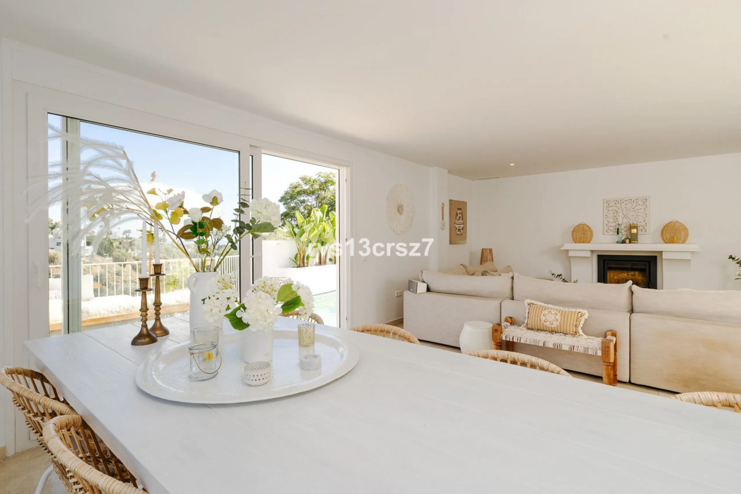 A wonderful opportunity: a luxurious, renovated Ibiza-style villa, unique in its kind, with plenty of privacy and stunning views of the Costa del Sol sea and mountains. This tastefully designed, unique villa offers exceptional privacy thanks to its four e