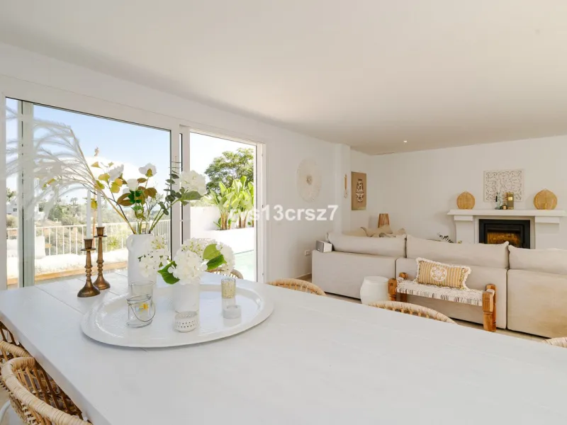 A wonderful opportunity: a luxurious, renovated Ibiza-style villa, unique in its kind, with plenty of privacy and stunning views of the Costa del Sol sea and mountains. This tastefully designed, unique villa offers exceptional privacy thanks to its four e