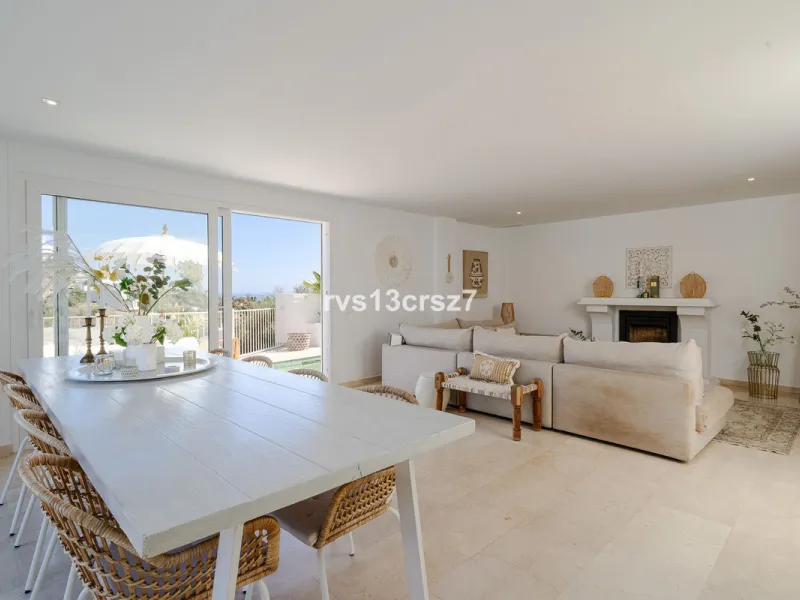 A wonderful opportunity: a luxurious, renovated Ibiza-style villa, unique in its kind, with plenty of privacy and stunning views of the Costa del Sol sea and mountains. This tastefully designed, unique villa offers exceptional privacy thanks to its four e