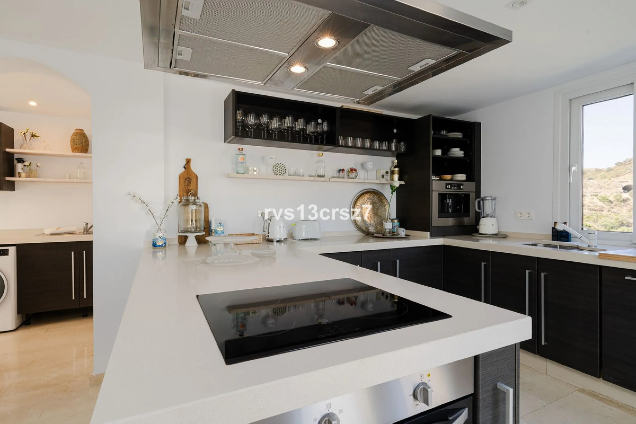 A wonderful opportunity: a luxurious, renovated Ibiza-style villa, unique in its kind, with plenty of privacy and stunning views of the Costa del Sol sea and mountains. This tastefully designed, unique villa offers exceptional privacy thanks to its four e
