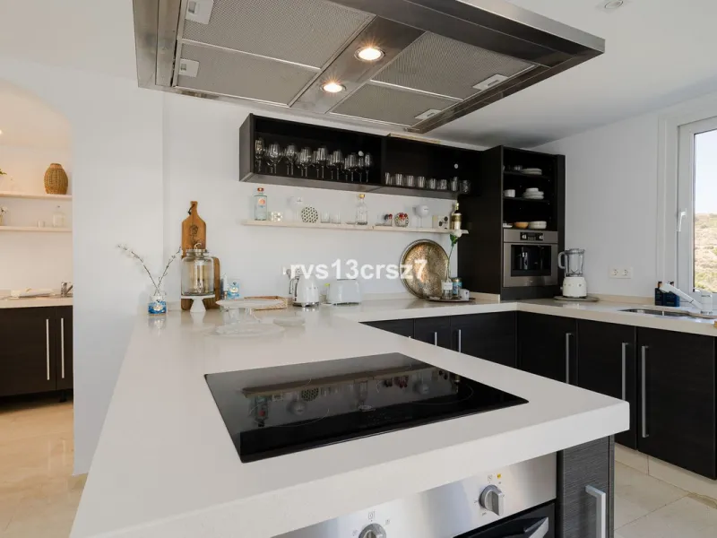 A wonderful opportunity: a luxurious, renovated Ibiza-style villa, unique in its kind, with plenty of privacy and stunning views of the Costa del Sol sea and mountains. This tastefully designed, unique villa offers exceptional privacy thanks to its four e