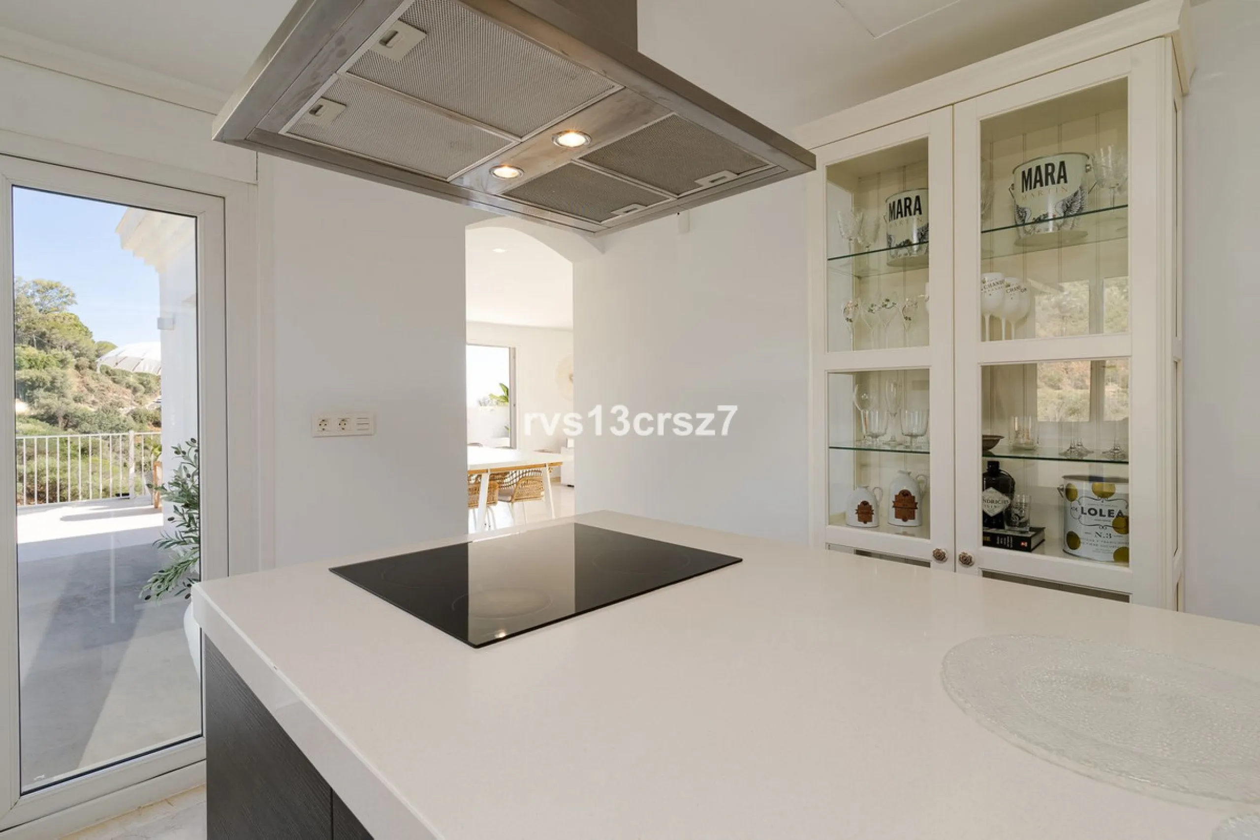 A wonderful opportunity: a luxurious, renovated Ibiza-style villa, unique in its kind, with plenty of privacy and stunning views of the Costa del Sol sea and mountains. This tastefully designed, unique villa offers exceptional privacy thanks to its four e