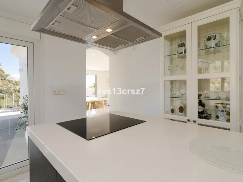 A wonderful opportunity: a luxurious, renovated Ibiza-style villa, unique in its kind, with plenty of privacy and stunning views of the Costa del Sol sea and mountains. This tastefully designed, unique villa offers exceptional privacy thanks to its four e