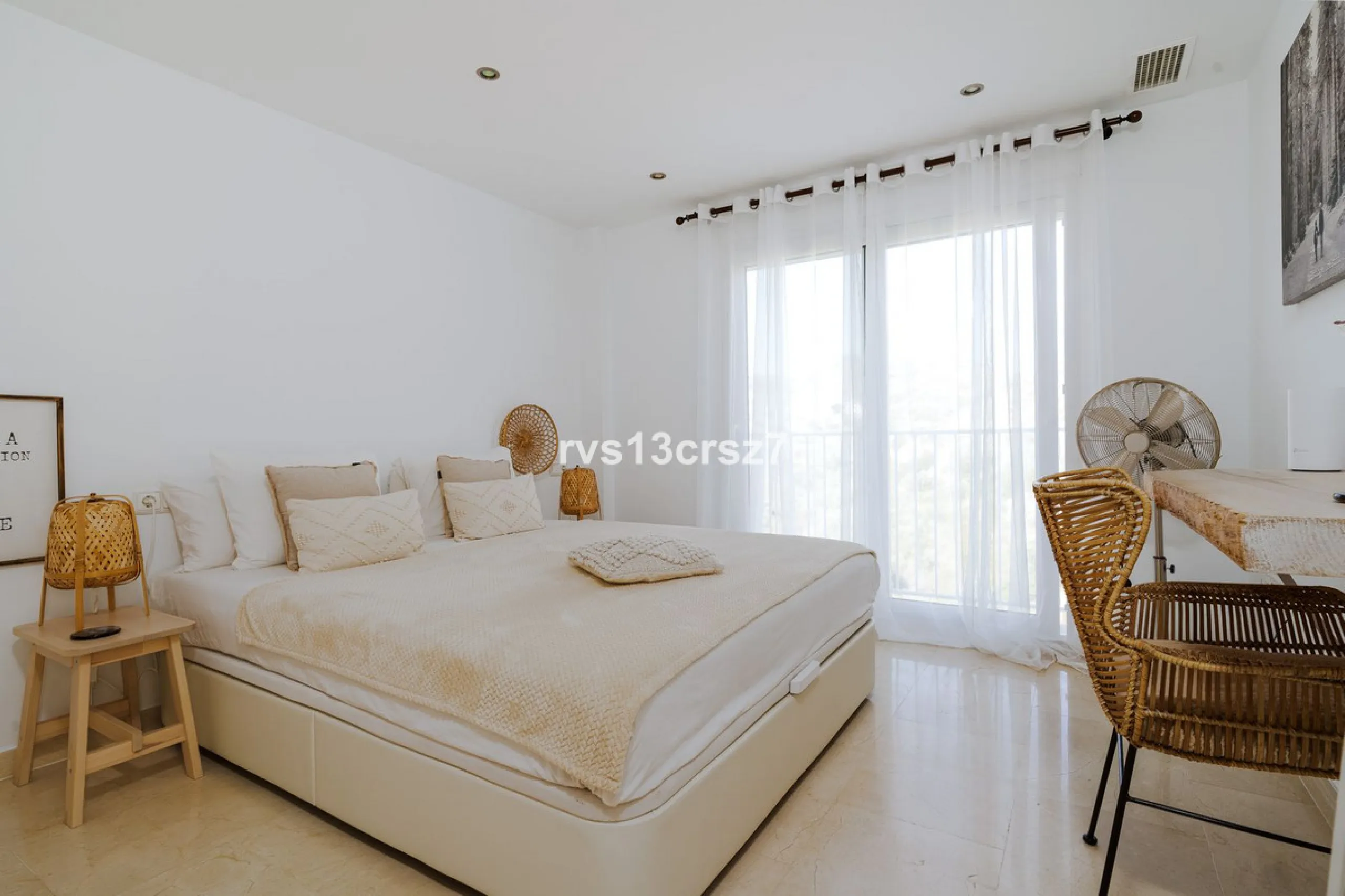 A wonderful opportunity: a luxurious, renovated Ibiza-style villa, unique in its kind, with plenty of privacy and stunning views of the Costa del Sol sea and mountains. This tastefully designed, unique villa offers exceptional privacy thanks to its four e