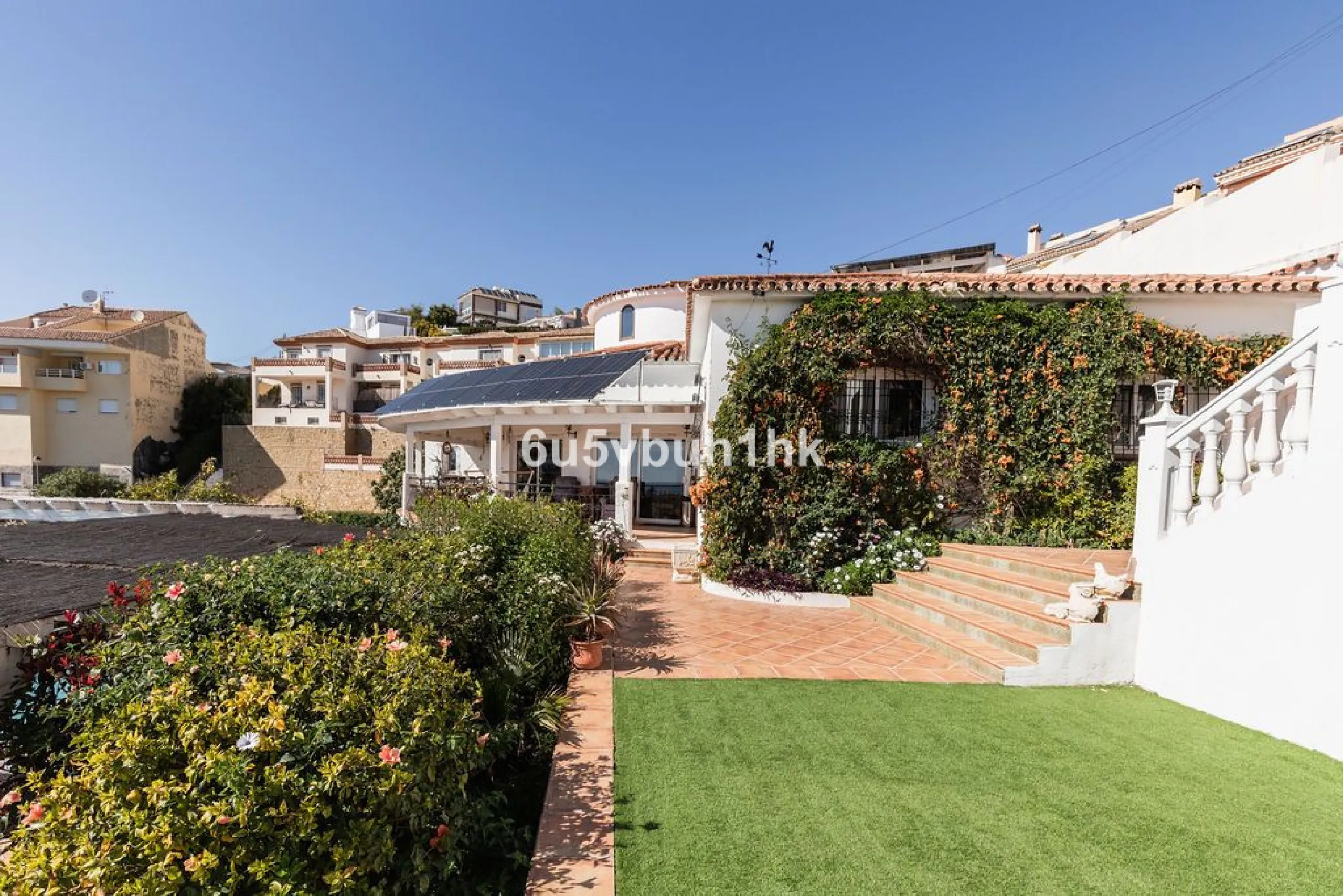 House - Detached Villa в продаже в Fuengirola, Málaga. В доме 4 спален и 6 ванных комнат. Площадь дома 300 м². Площадь участка 1000 м²