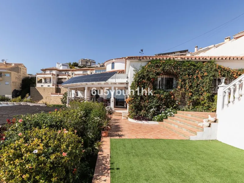 House - Detached Villa в продаже в Fuengirola, Málaga. В доме 4 спален и 6 ванных комнат. Площадь дома 300 м². Площадь участка 1000 м²