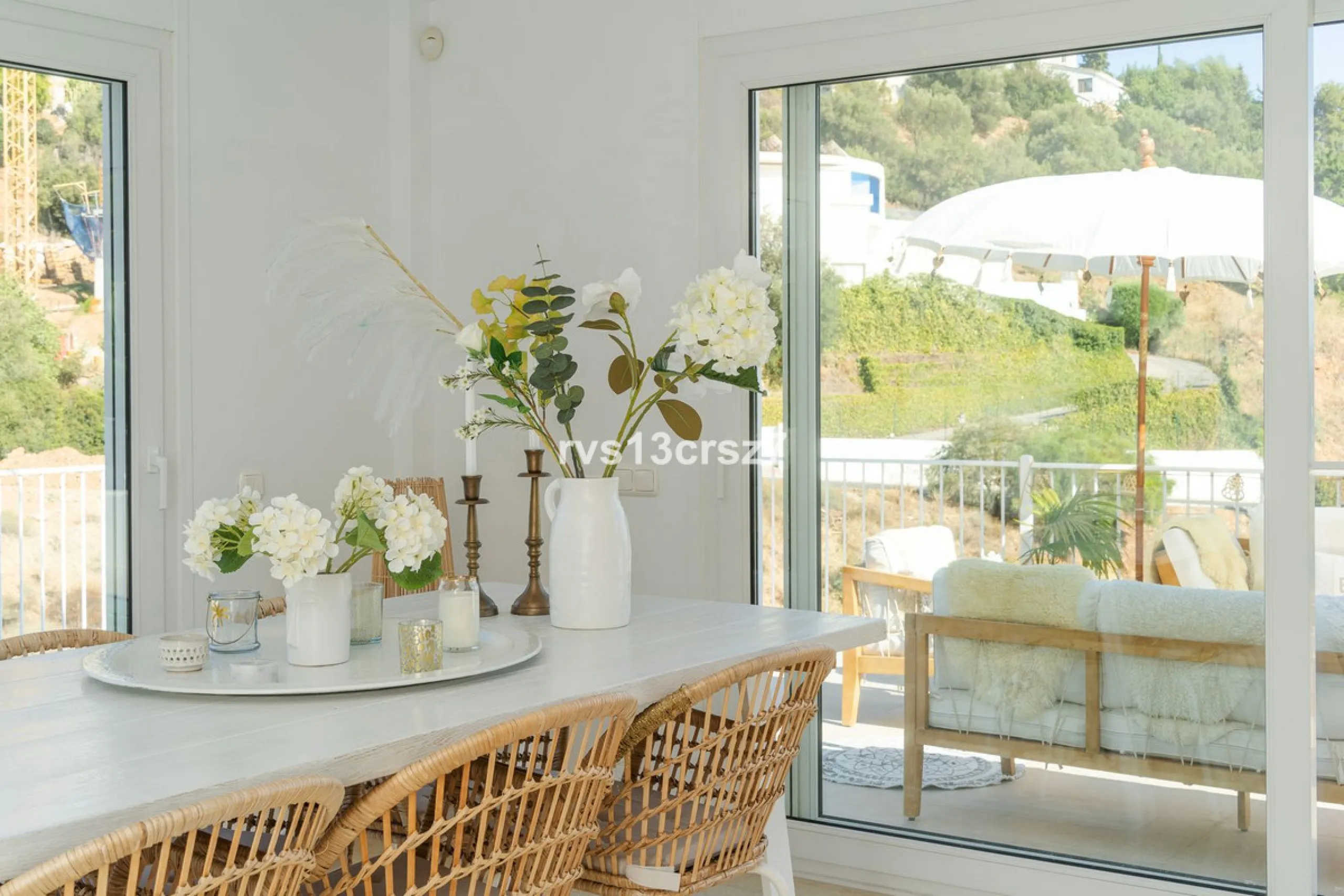 A wonderful opportunity: a luxurious, renovated Ibiza-style villa, unique in its kind, with plenty of privacy and stunning views of the Costa del Sol sea and mountains. This tastefully designed, unique villa offers exceptional privacy thanks to its four e