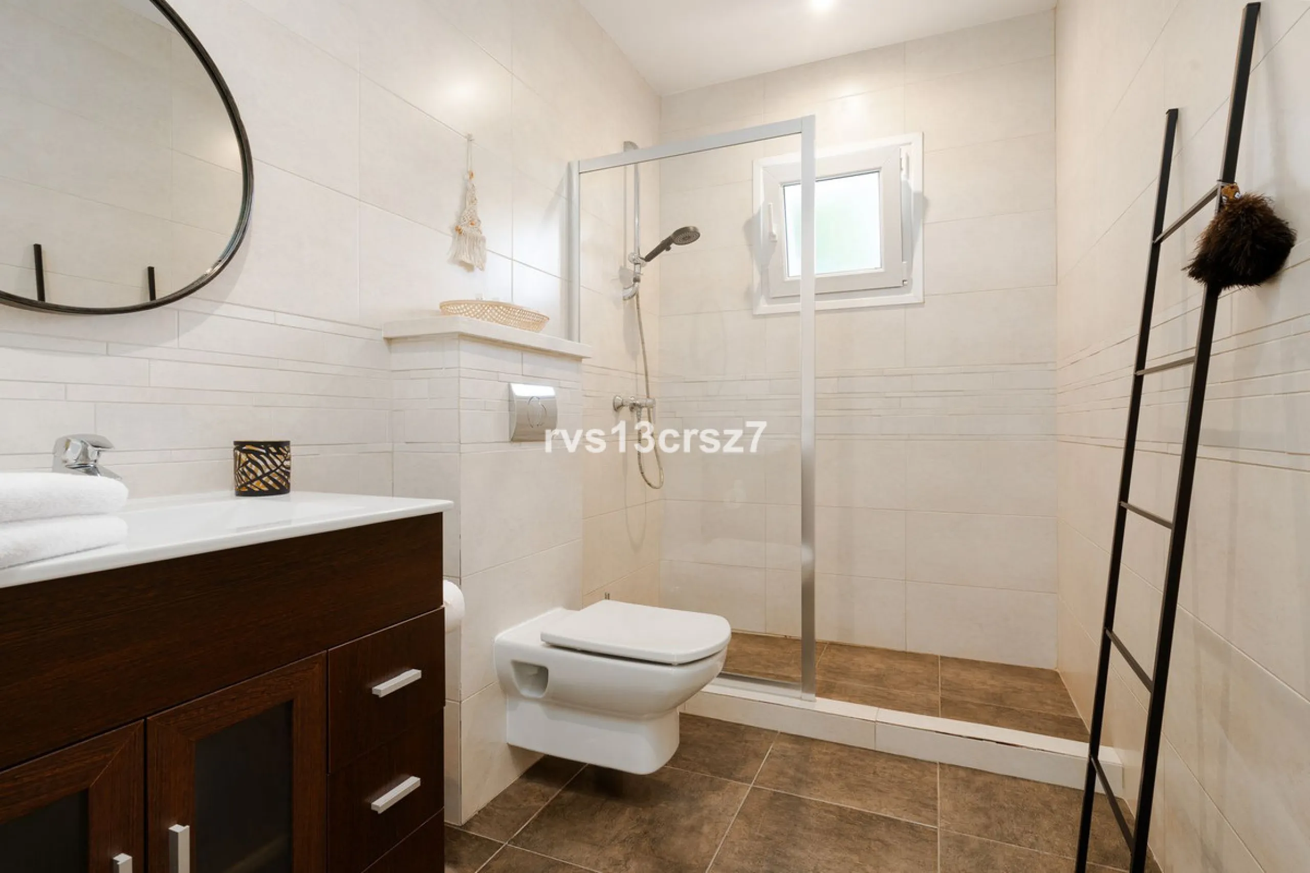 A wonderful opportunity: a luxurious, renovated Ibiza-style villa, unique in its kind, with plenty of privacy and stunning views of the Costa del Sol sea and mountains. This tastefully designed, unique villa offers exceptional privacy thanks to its four e