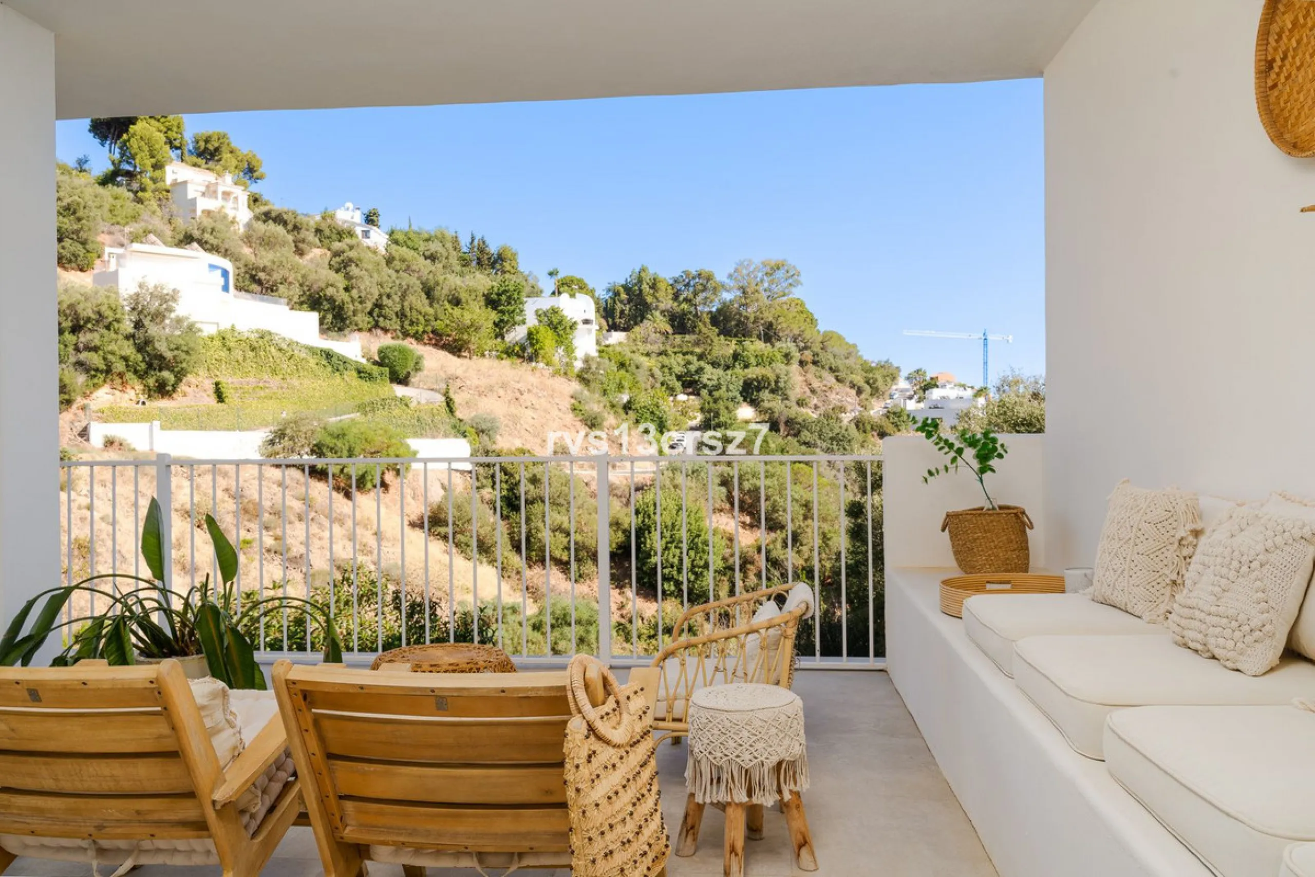 A wonderful opportunity: a luxurious, renovated Ibiza-style villa, unique in its kind, with plenty of privacy and stunning views of the Costa del Sol sea and mountains. This tastefully designed, unique villa offers exceptional privacy thanks to its four e