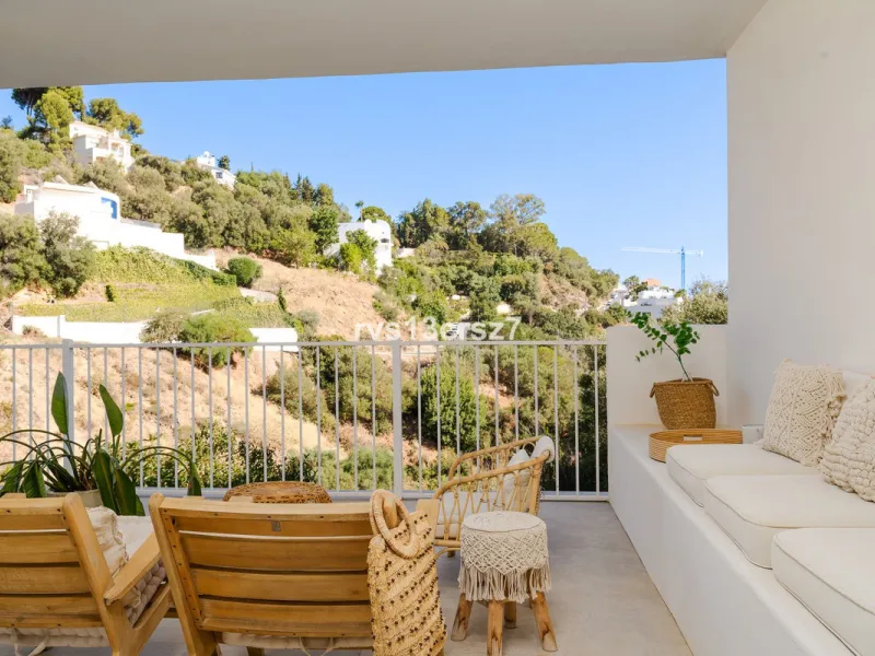 A wonderful opportunity: a luxurious, renovated Ibiza-style villa, unique in its kind, with plenty of privacy and stunning views of the Costa del Sol sea and mountains. This tastefully designed, unique villa offers exceptional privacy thanks to its four e