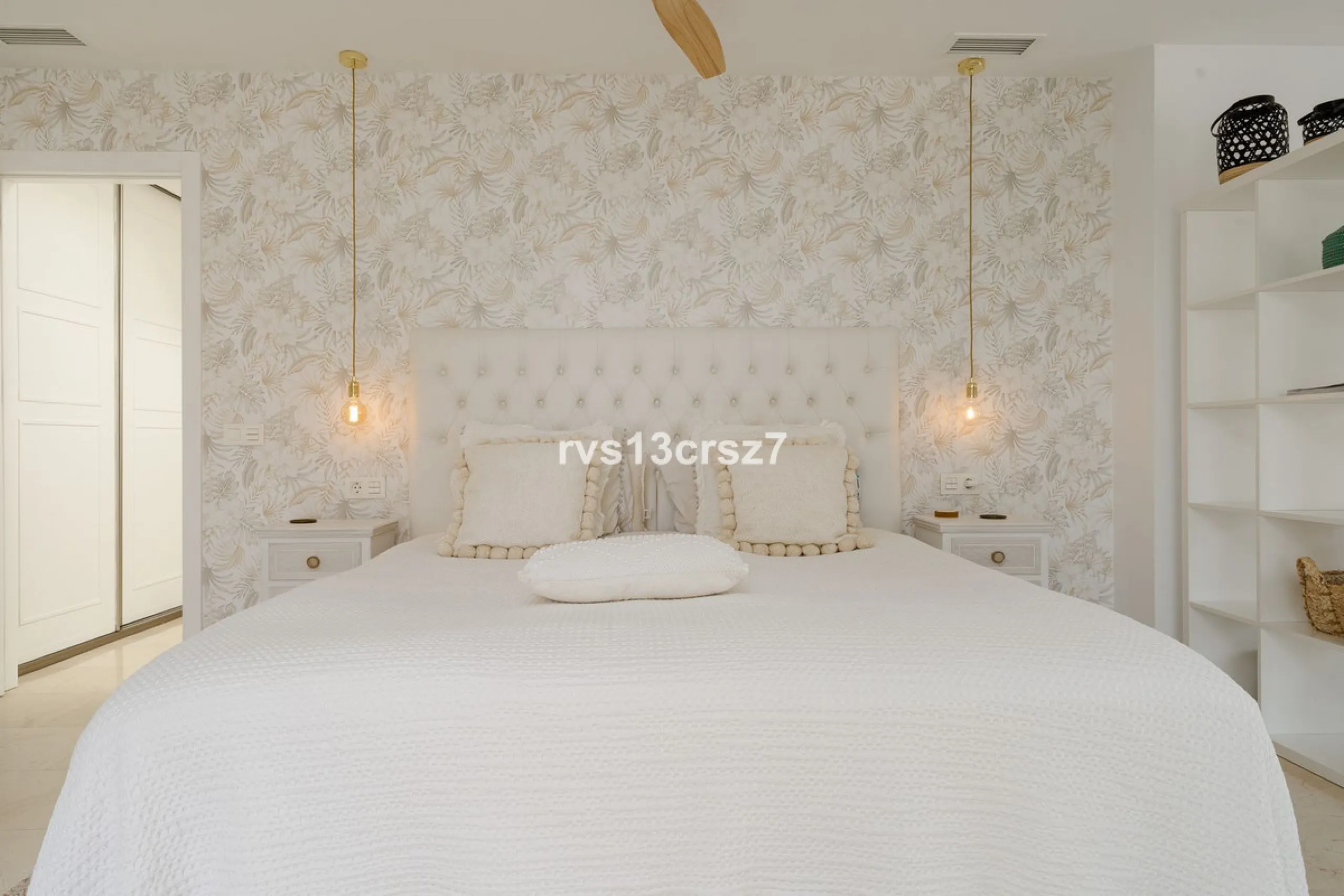 A wonderful opportunity: a luxurious, renovated Ibiza-style villa, unique in its kind, with plenty of privacy and stunning views of the Costa del Sol sea and mountains. This tastefully designed, unique villa offers exceptional privacy thanks to its four e