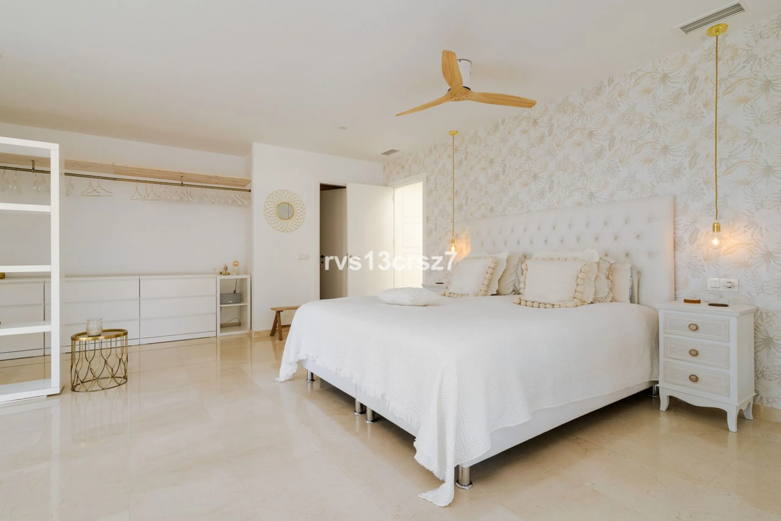A wonderful opportunity: a luxurious, renovated Ibiza-style villa, unique in its kind, with plenty of privacy and stunning views of the Costa del Sol sea and mountains. This tastefully designed, unique villa offers exceptional privacy thanks to its four e