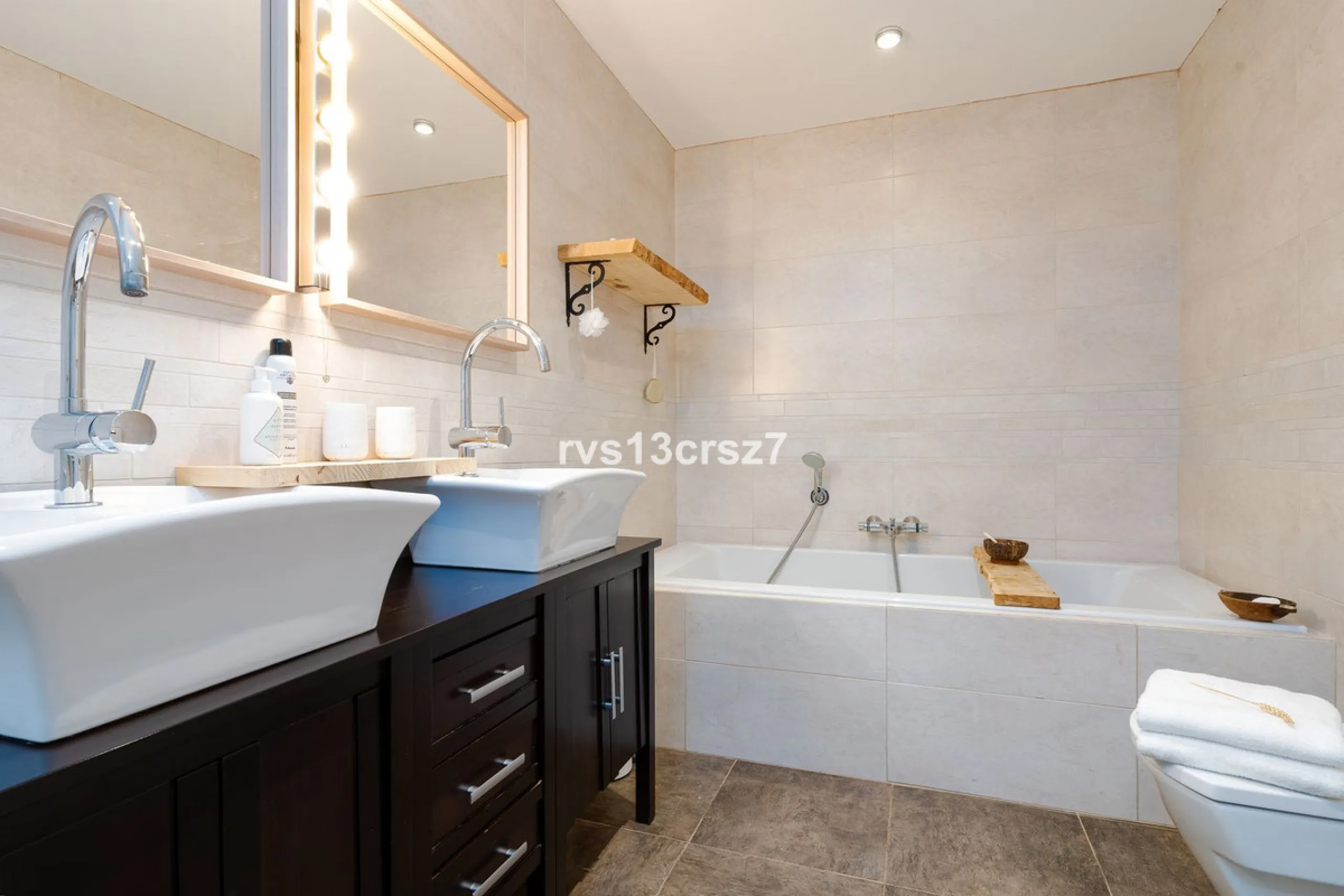 A wonderful opportunity: a luxurious, renovated Ibiza-style villa, unique in its kind, with plenty of privacy and stunning views of the Costa del Sol sea and mountains. This tastefully designed, unique villa offers exceptional privacy thanks to its four e