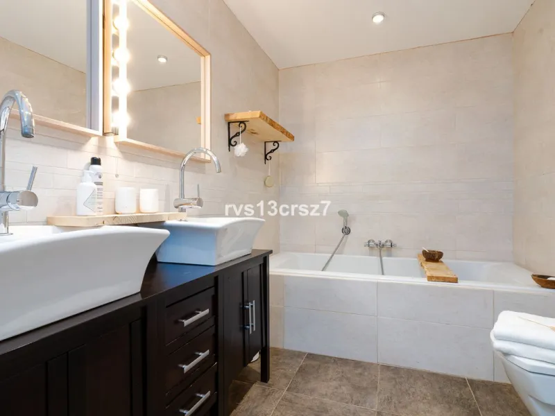 A wonderful opportunity: a luxurious, renovated Ibiza-style villa, unique in its kind, with plenty of privacy and stunning views of the Costa del Sol sea and mountains. This tastefully designed, unique villa offers exceptional privacy thanks to its four e