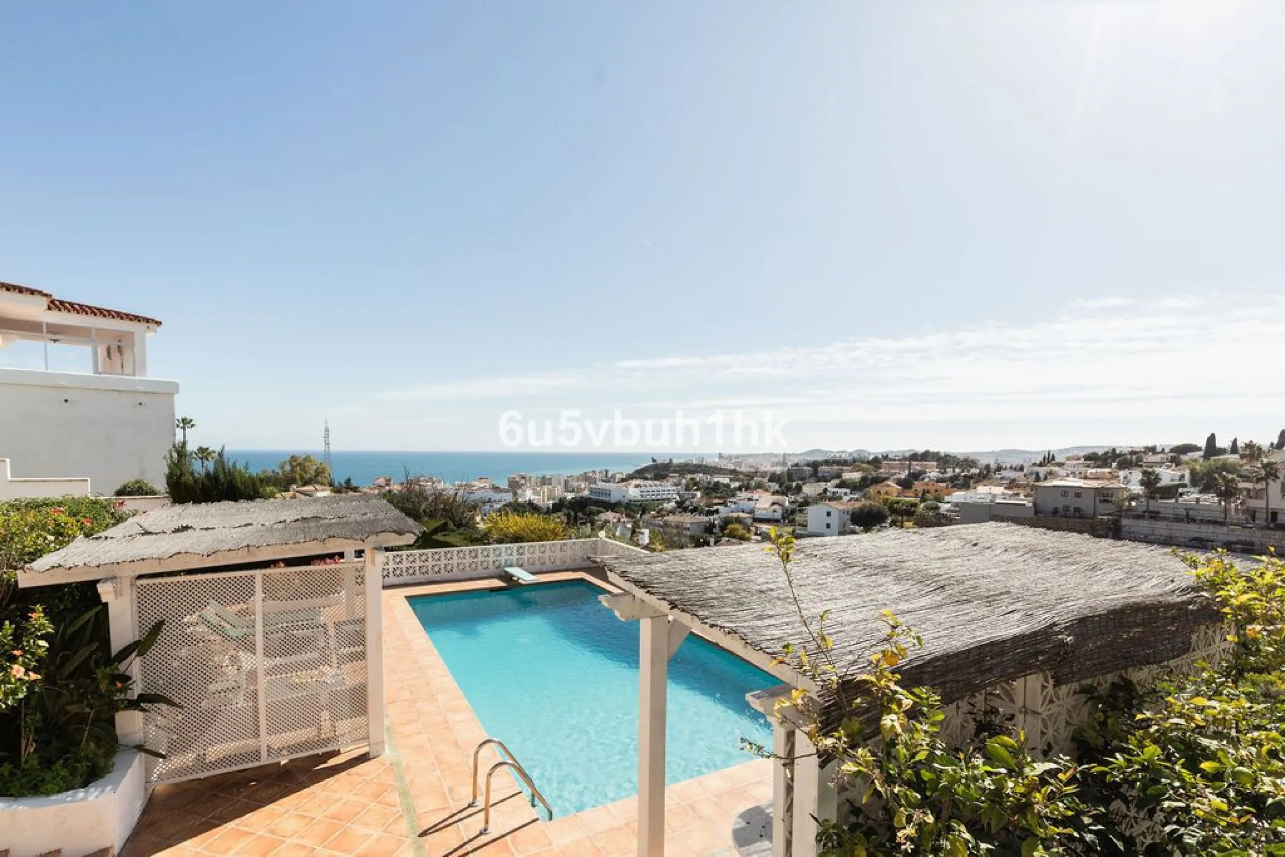 House - Detached Villa в продаже в Fuengirola, Málaga. В доме 4 спален и 6 ванных комнат. Площадь дома 300 м². Площадь участка 1000 м²